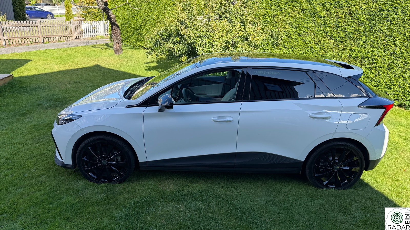 MG MG4 Electric Strøken Luxury, 19'' s.hjul, lyst interiør, sort tak
