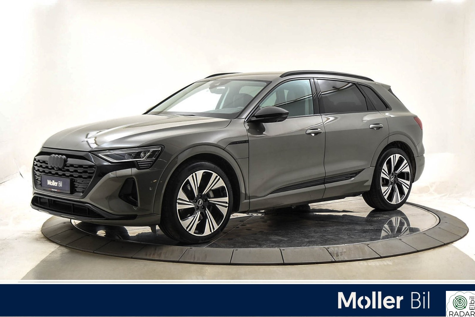 AUDI Q8 55 E TRON 55 advanced Konturseter/Matrix/22"/Navi/Krok/Skinn