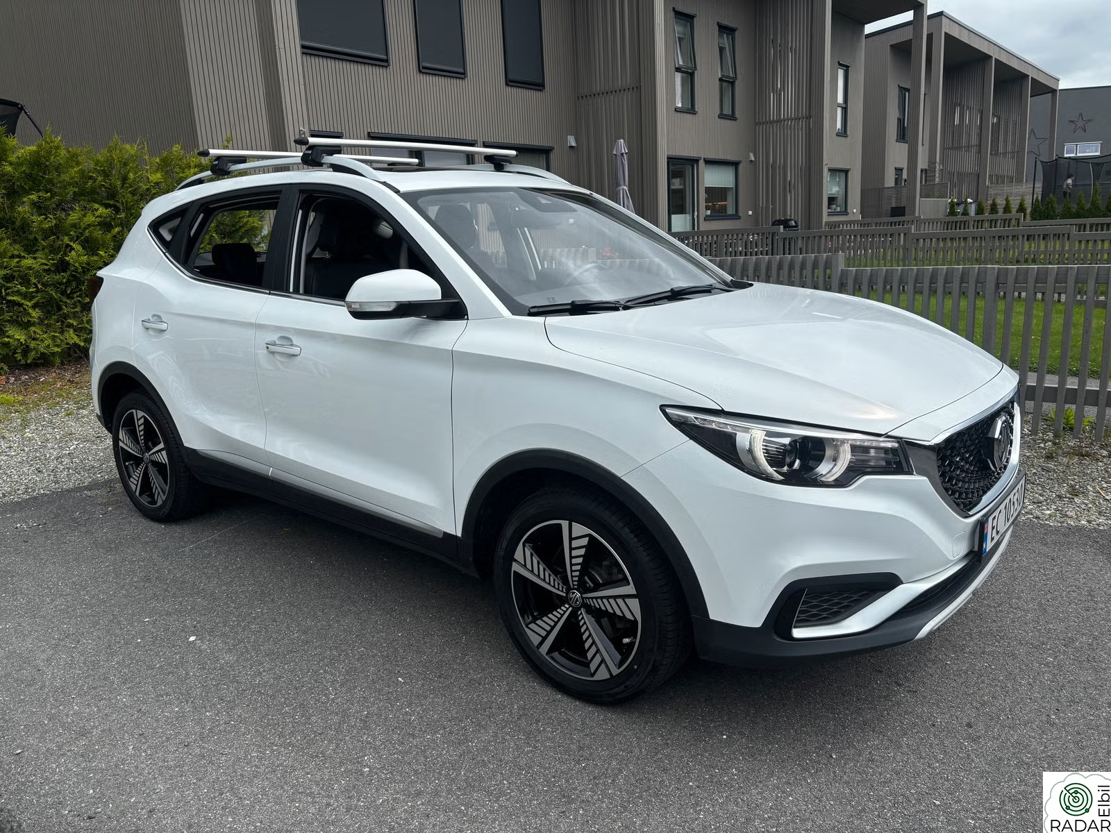 MG ZS EV LUXURY, SKINN, NAVI, PANORAMTAK