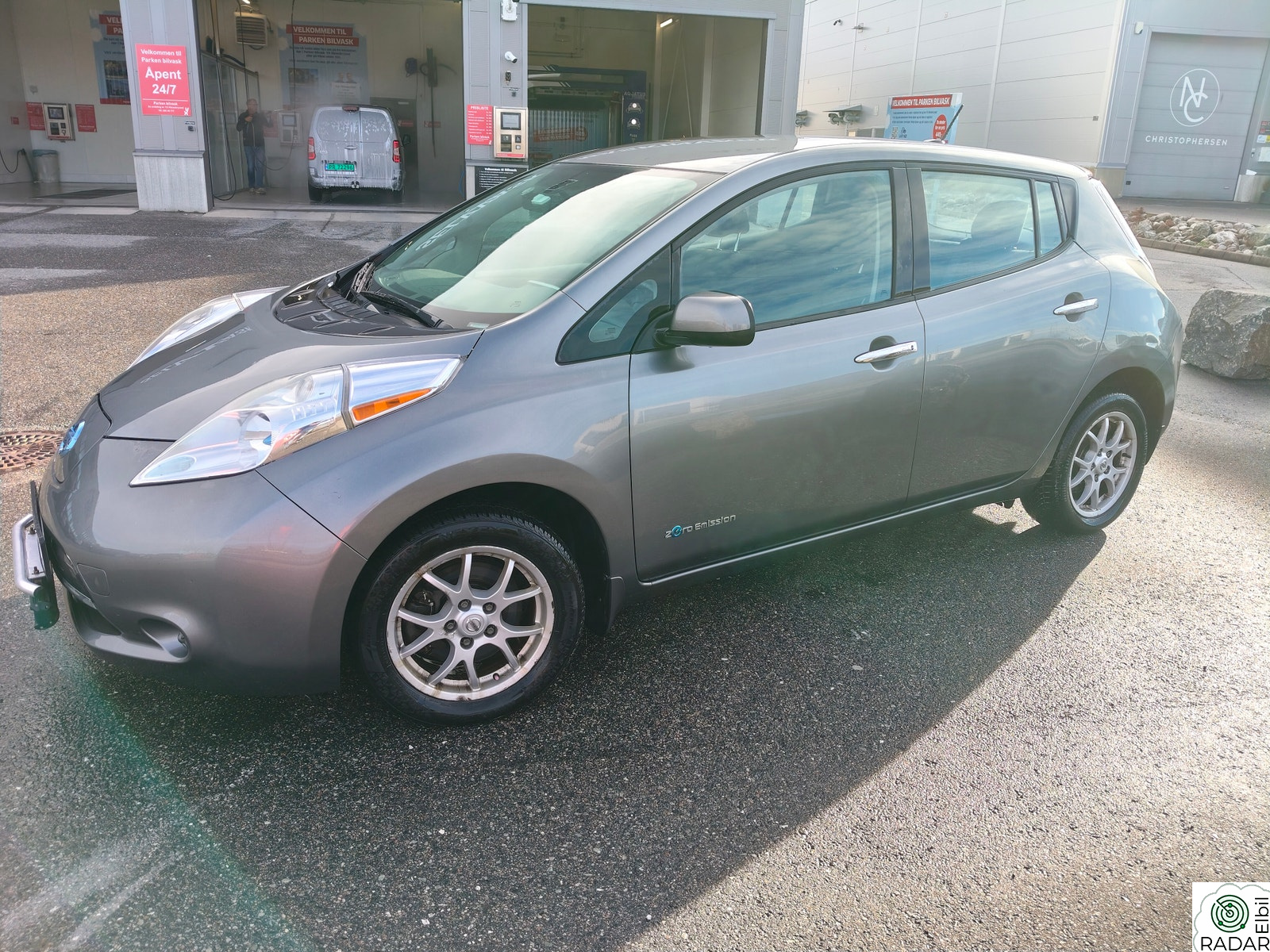NISSAN LEAF