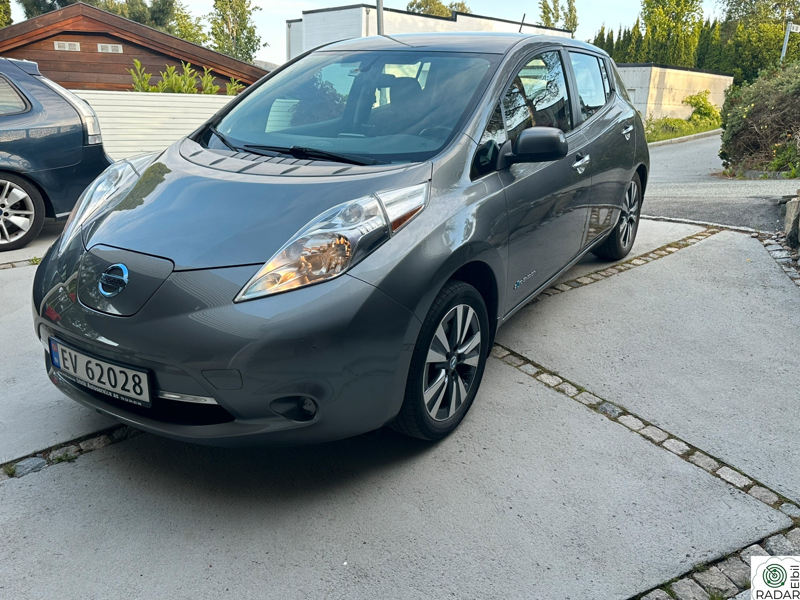NISSAN Leaf 11/12 streker på batteriet.