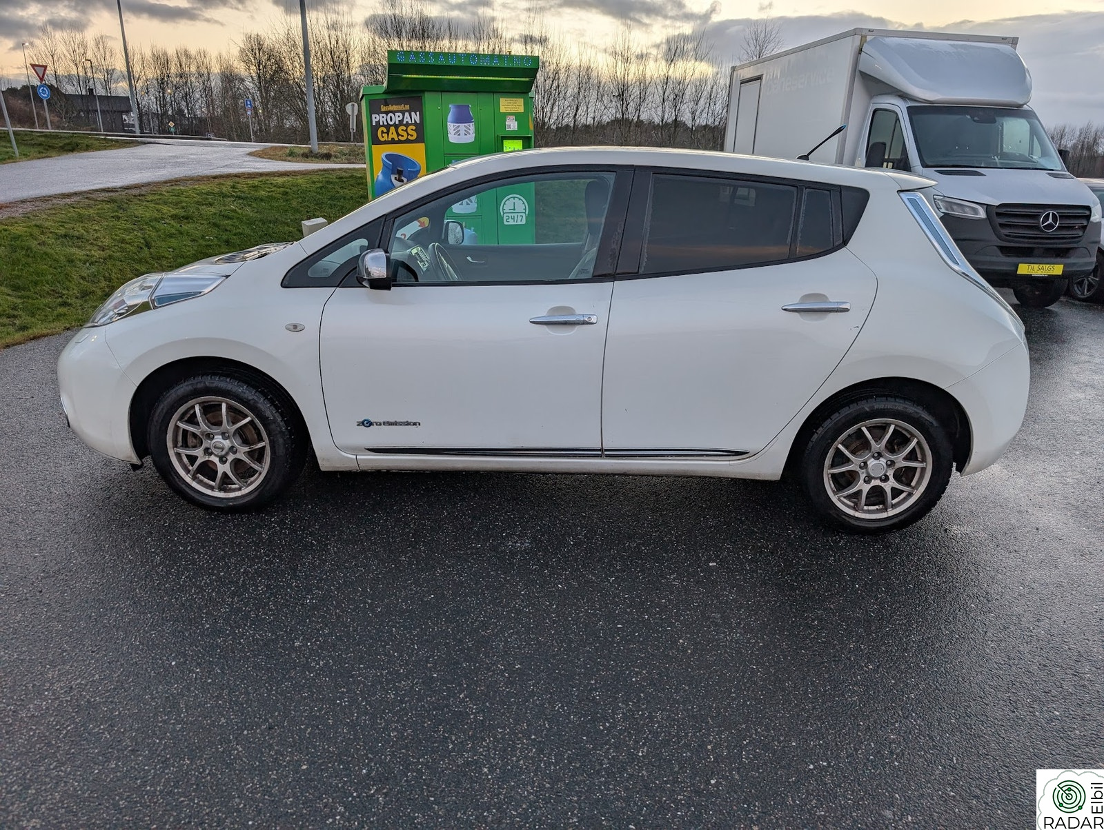 NISSAN LEAF