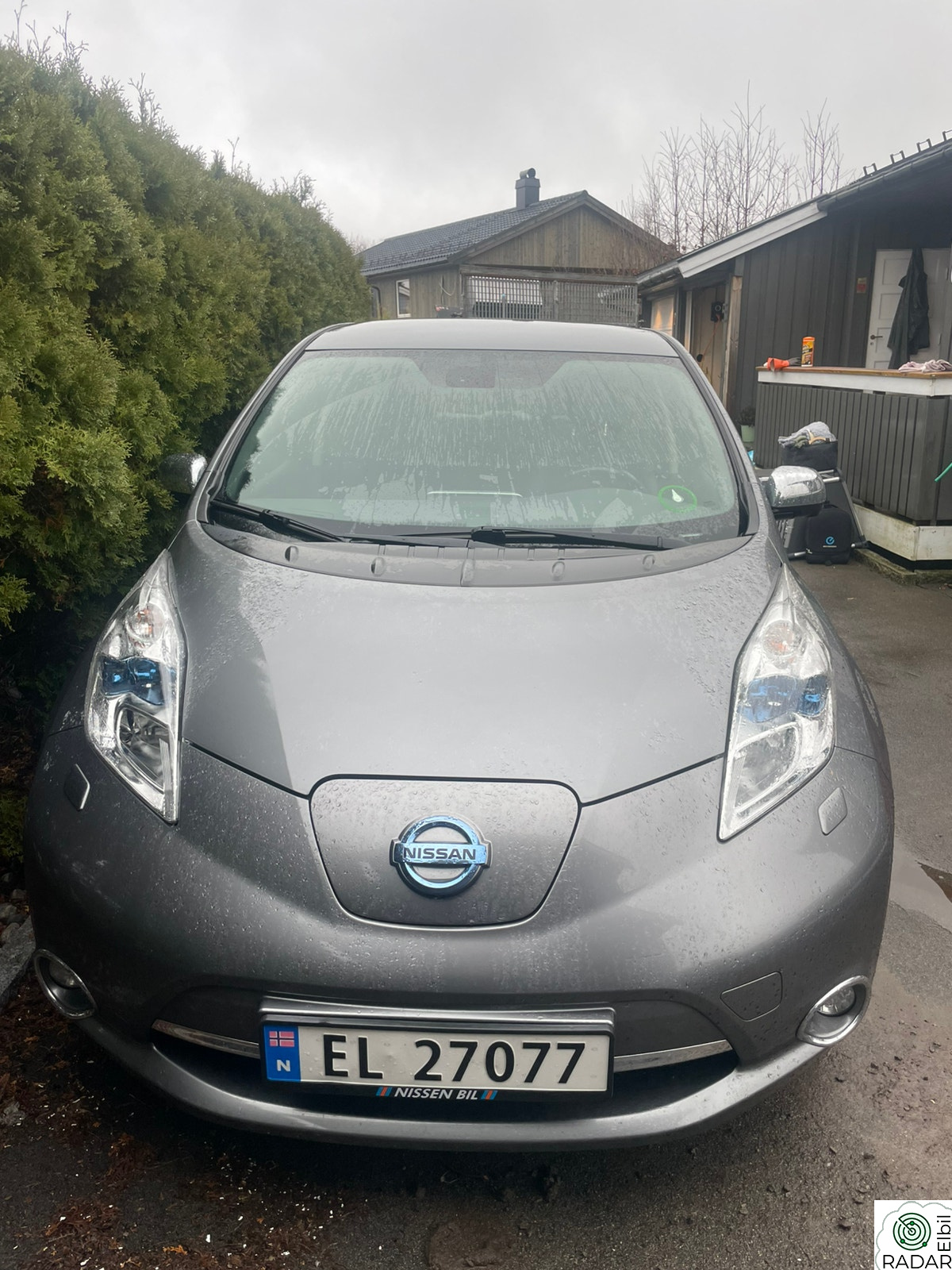 NISSAN LEAF Med 12/12 streker på batteriet.
