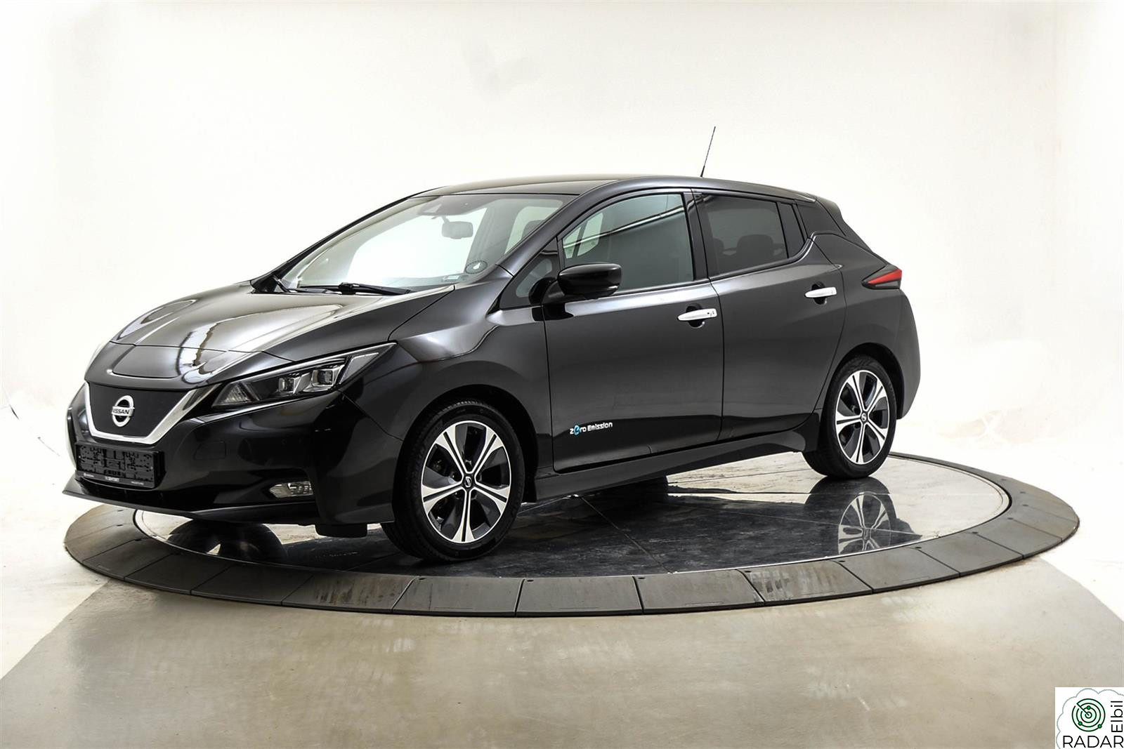 NISSAN LEAF 40kWh 40kw Launch Edition 360 kamera,navi, adaptive cruise