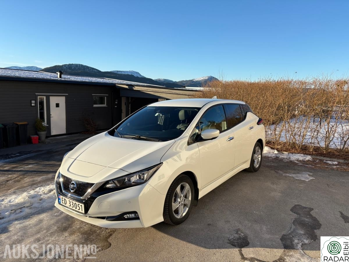 NISSAN LEAF 40kWh automat eu ok 2027 s+v dekk nybilgaranti lav km 39000km
