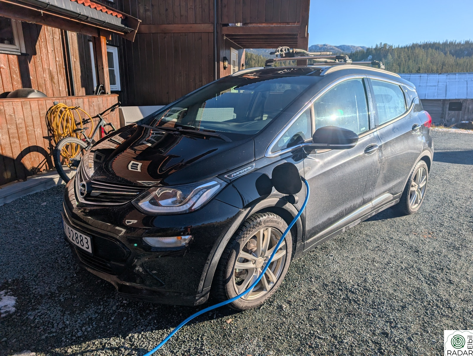 OPEL Ampera-e Kan få med thule takstativ. Ladekabler medfølger.