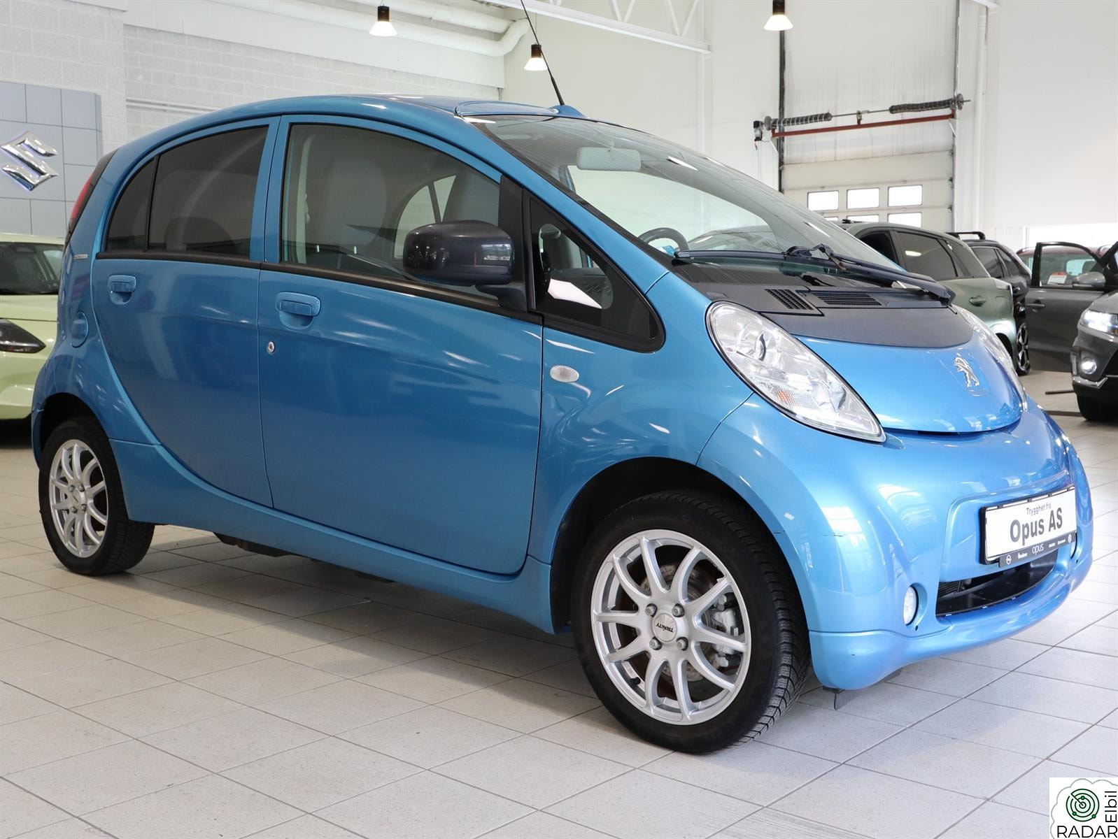 PEUGEOT iOn El God stand