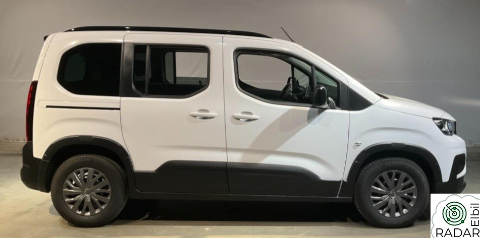 PEUGEOT e-Rifter . En nyere bil enn Partner, med baksete og skyvedører