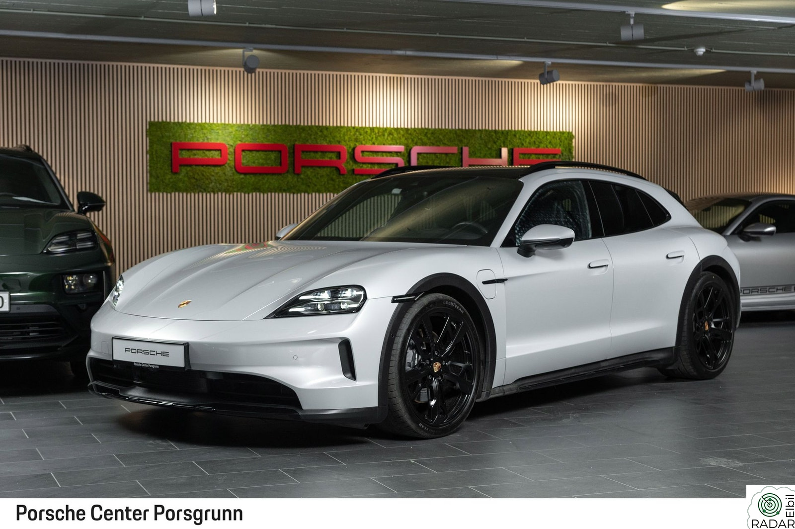 PORSCHE Taycan 4 18veis/Matrix/SoftClose/HUD/chrono/ACC/Pano/Matrix