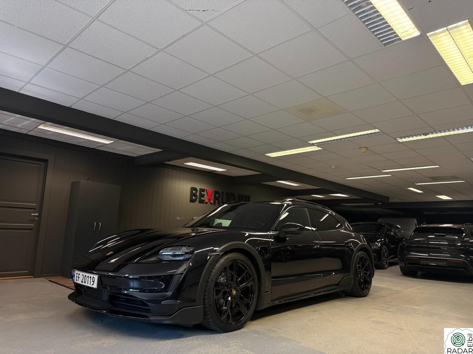 PORSCHE Taycan 4 Sport Chrono,P-Skjerm,Matrix,18-Veis,PDLS+,360,Luft,21"