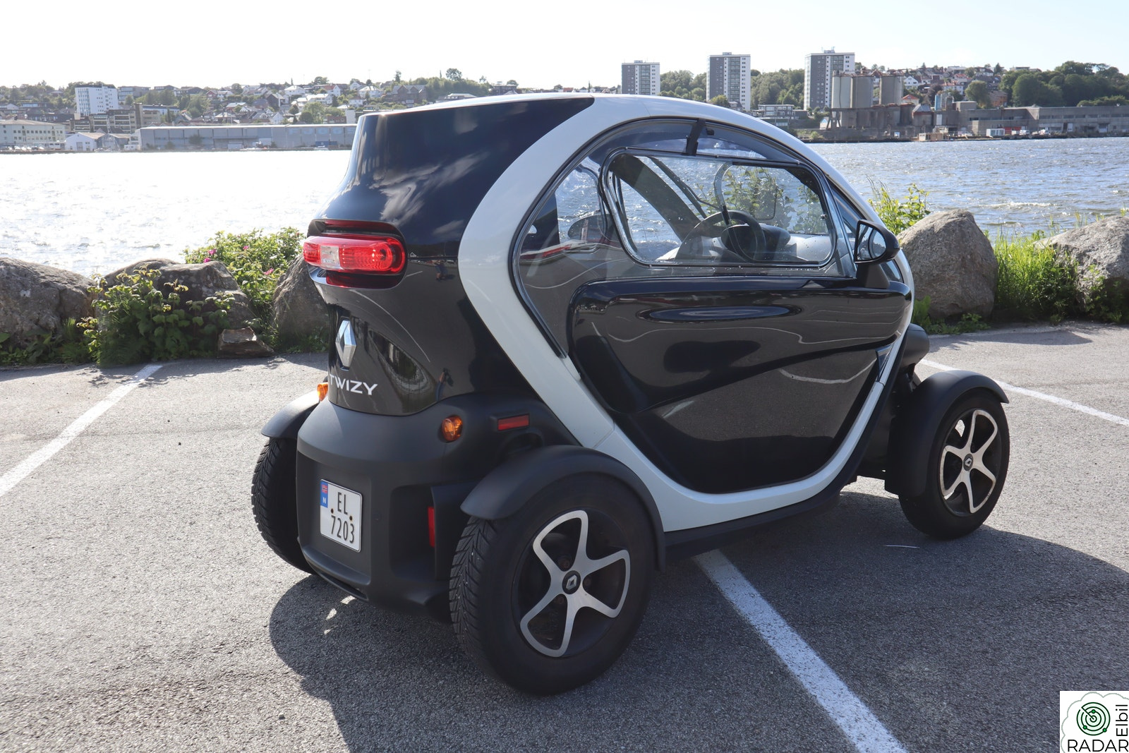 RENAULT Twizy med vinduer og ladeadapter