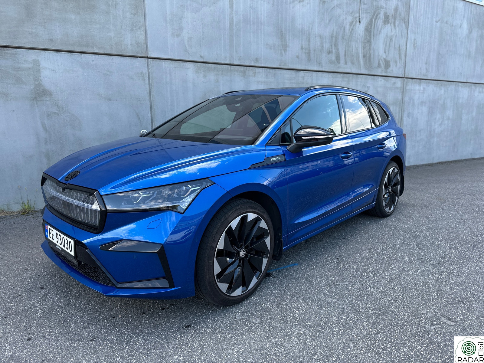 SKODA ENYAQ 80 iV80 Sportline - Strøken i nydelig raceblue farge!