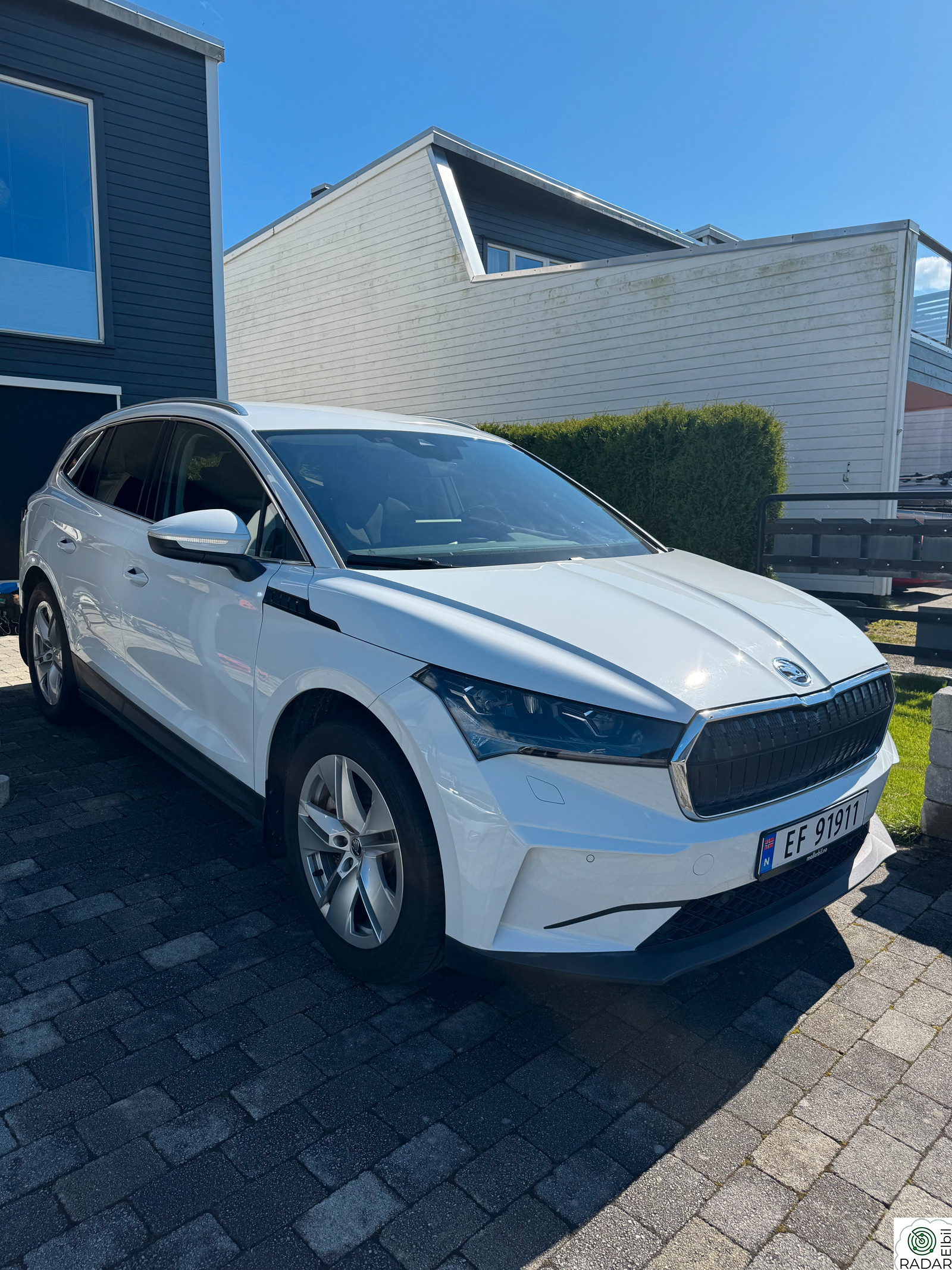 SKODA ENYAQ 80 iV80 m/tilhengerfeste og Thule takstativ