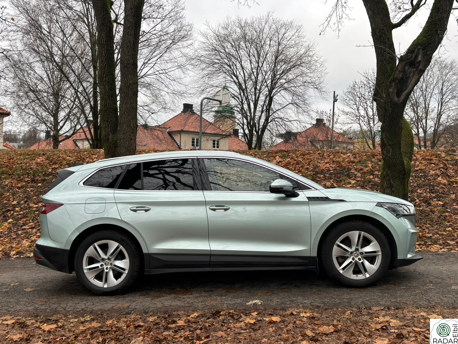 SKODA ENYAQ 80 iV80 (h.feste-brunt skinn-panoramatak-360 gr kamera)