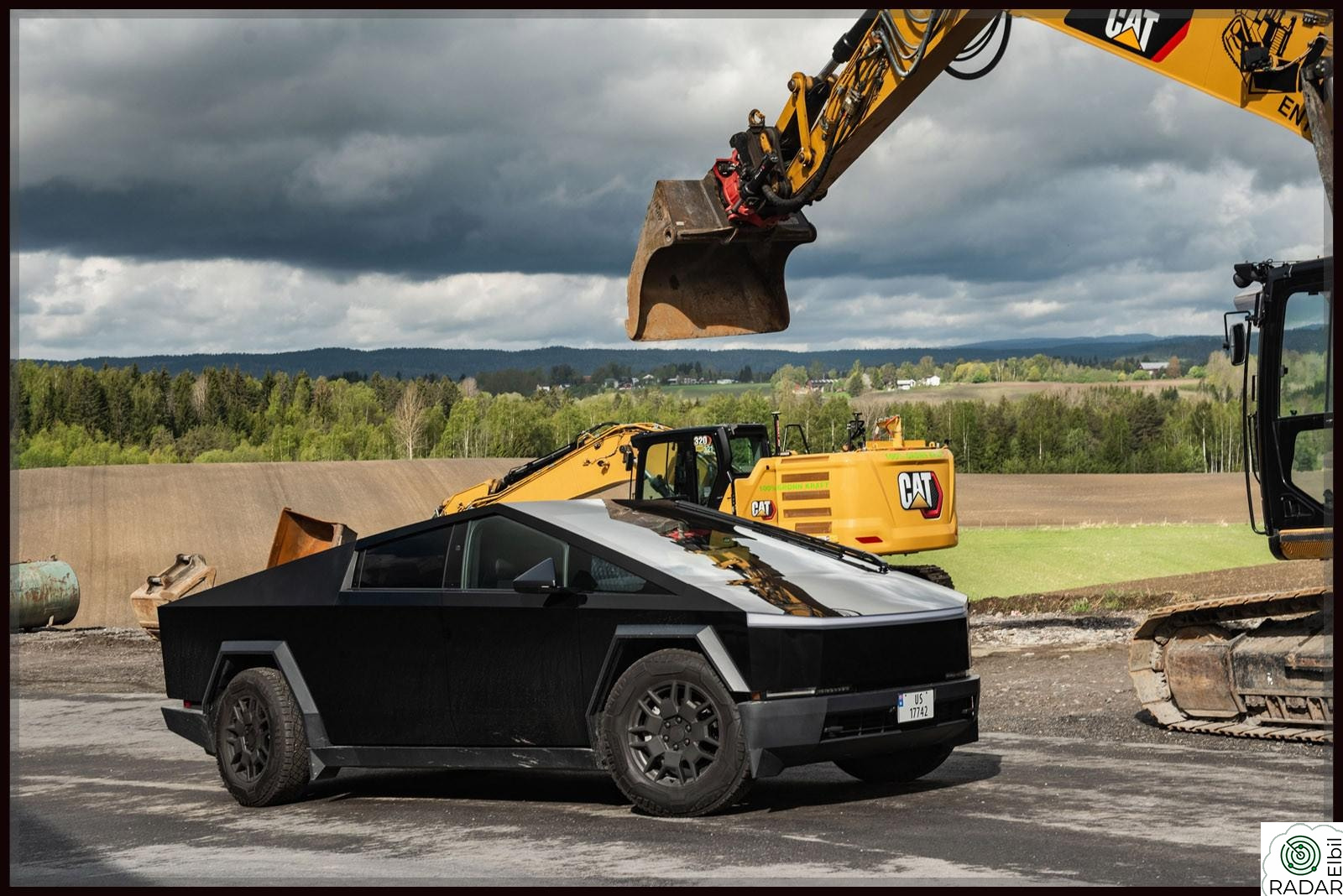 TESLA CYBERTRUCK Foundation Series I AWD I 608 HK I Sort farge