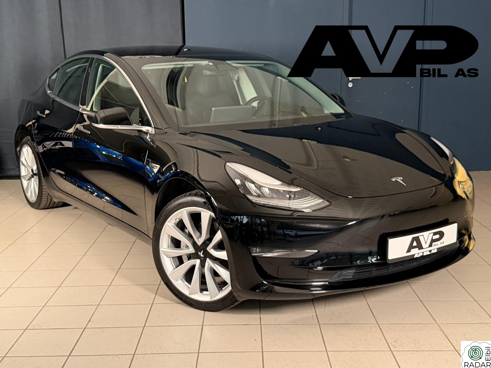 TESLA Model 3 SR+, Hengerfeste, En eier, 19" hjul, Pano, Garanti