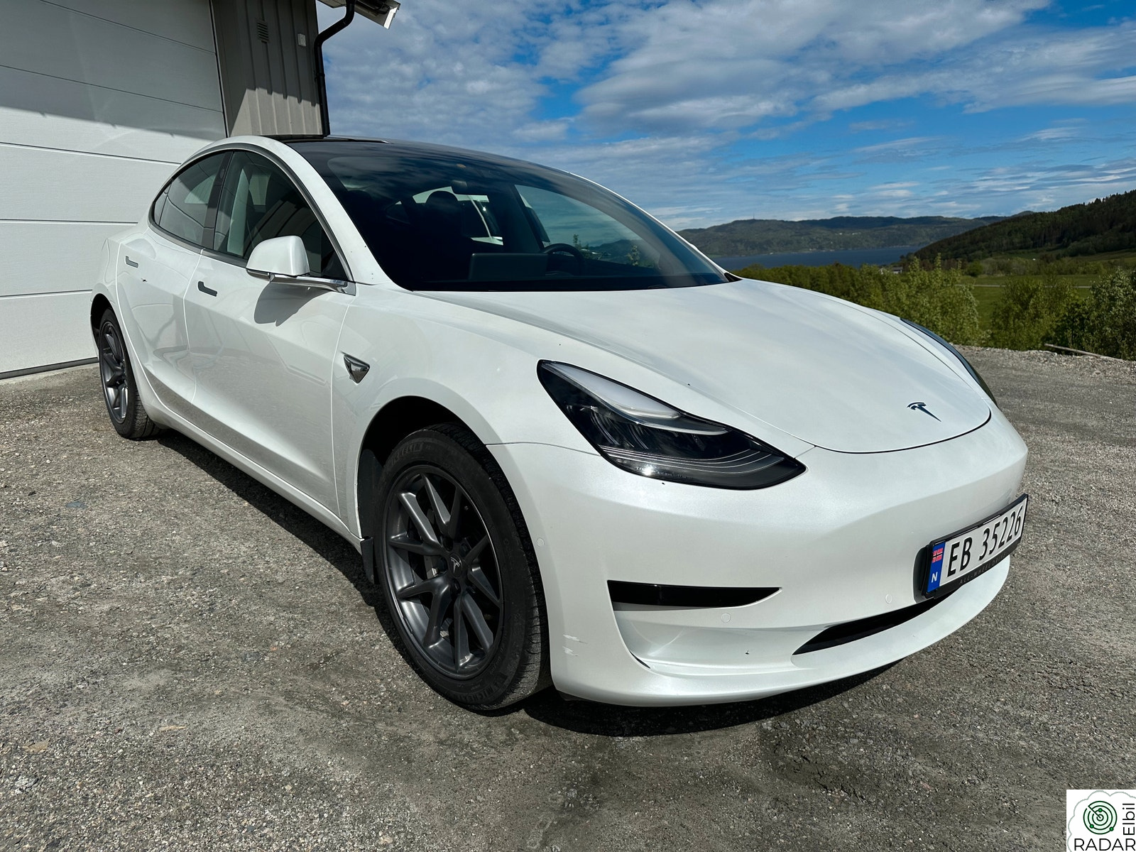 TESLA Model 3 SR+