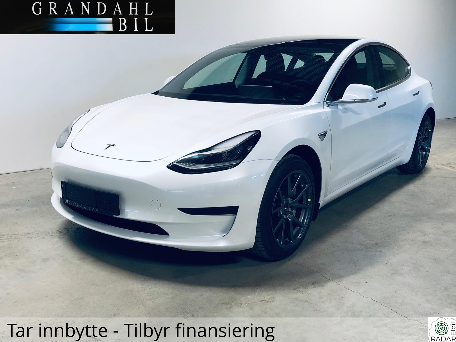 TESLA Model 3 SR - SKINN - AUTOPILOT - Hengerfeste