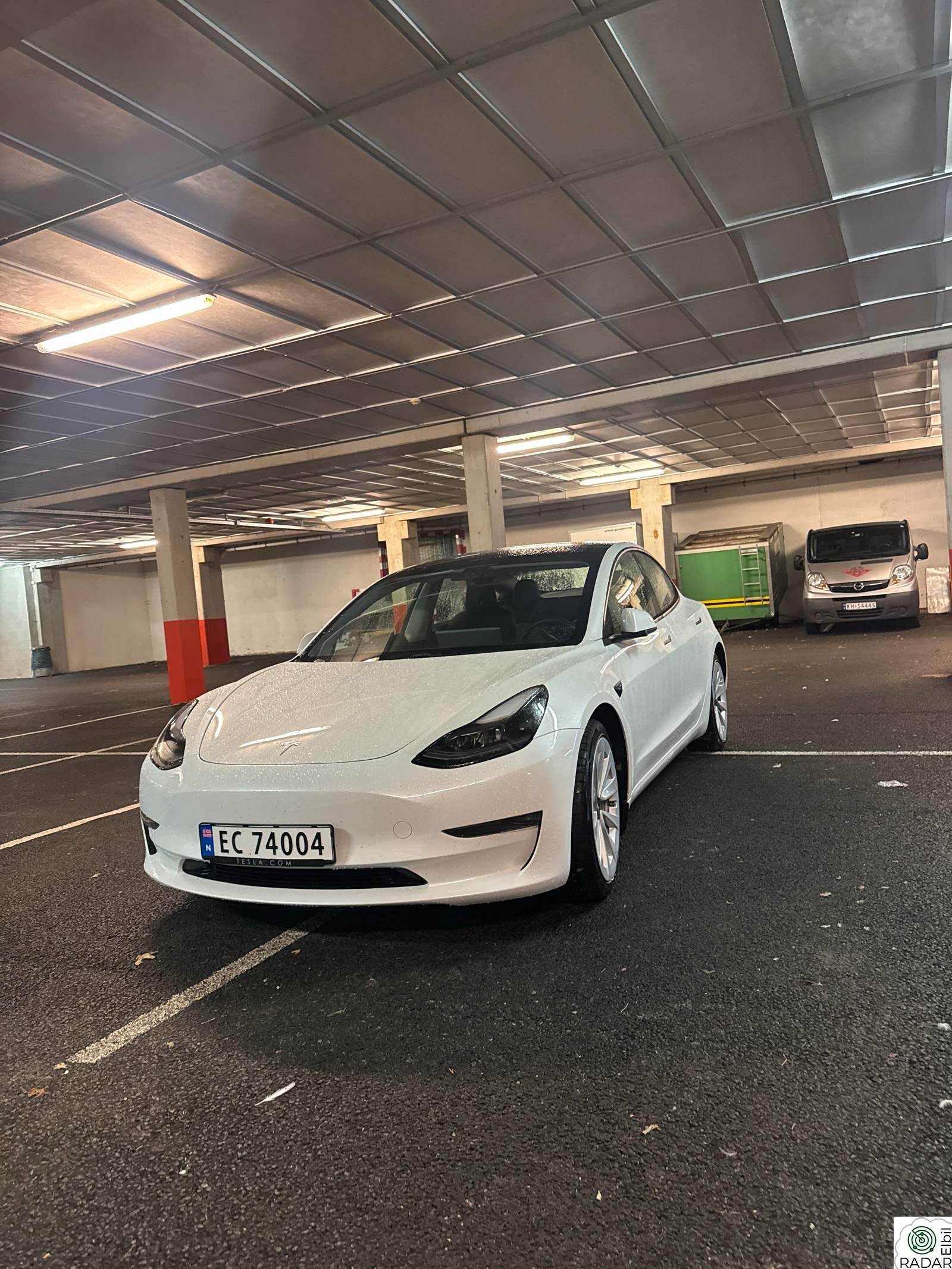 TESLA Model 3 Long Range AWD med krok og takbøyler