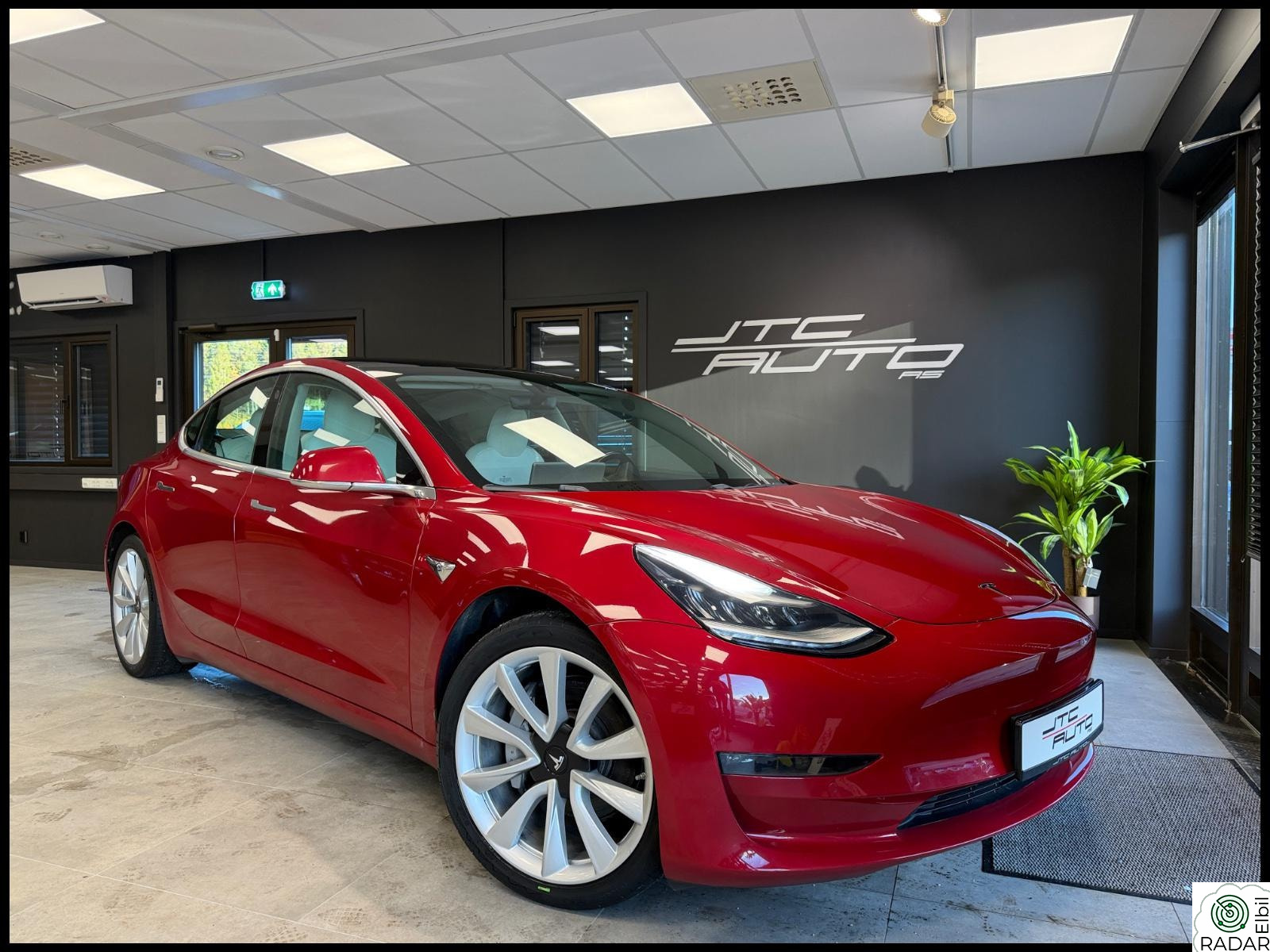 TESLA Model 3 Long Range / Hvitt interiør/ FSD / Premium / Lav km