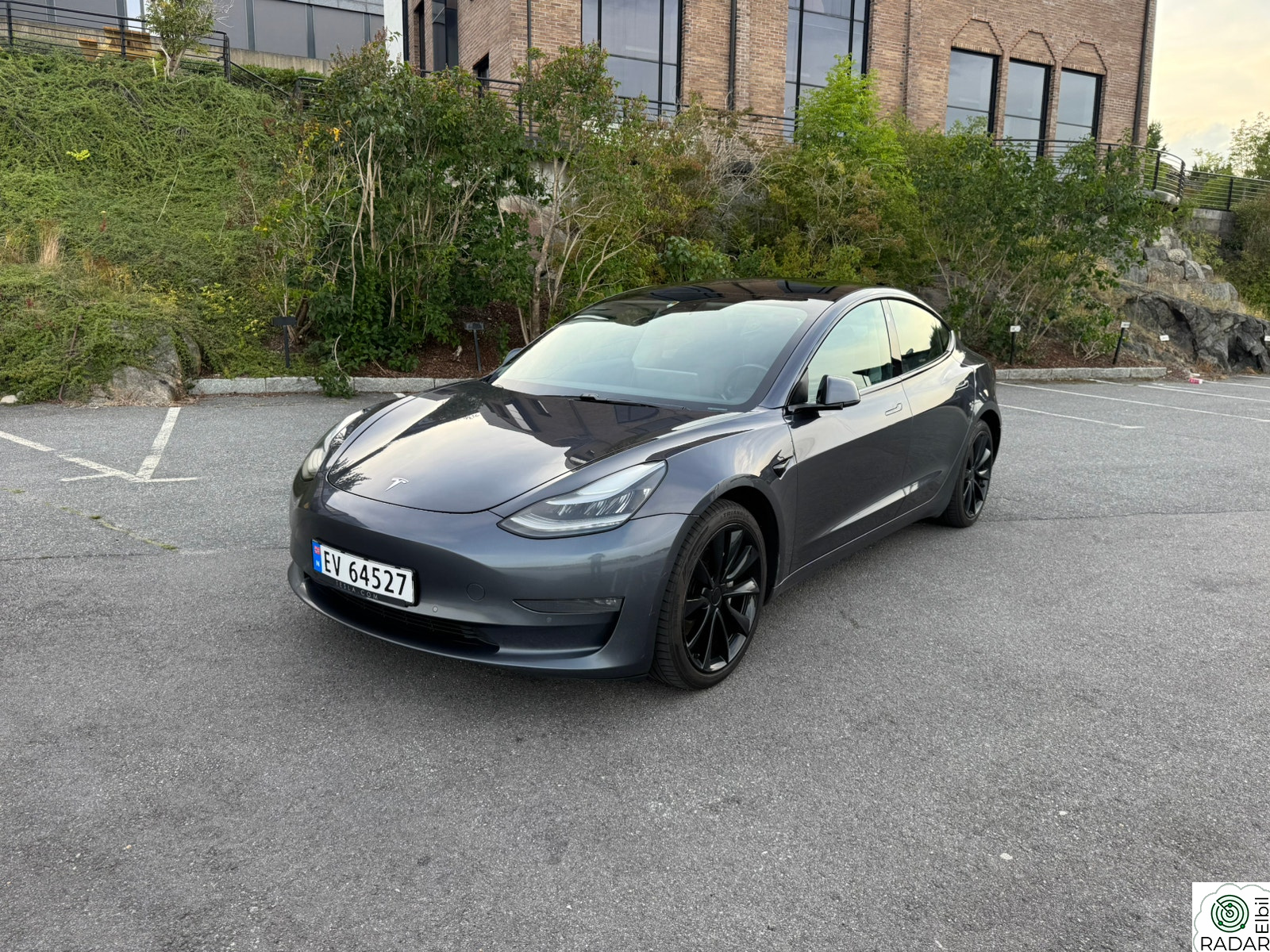 TESLA Model 3 AWD/ 560KM/AUTO PILOT/PLYD/LED ISOFIX++