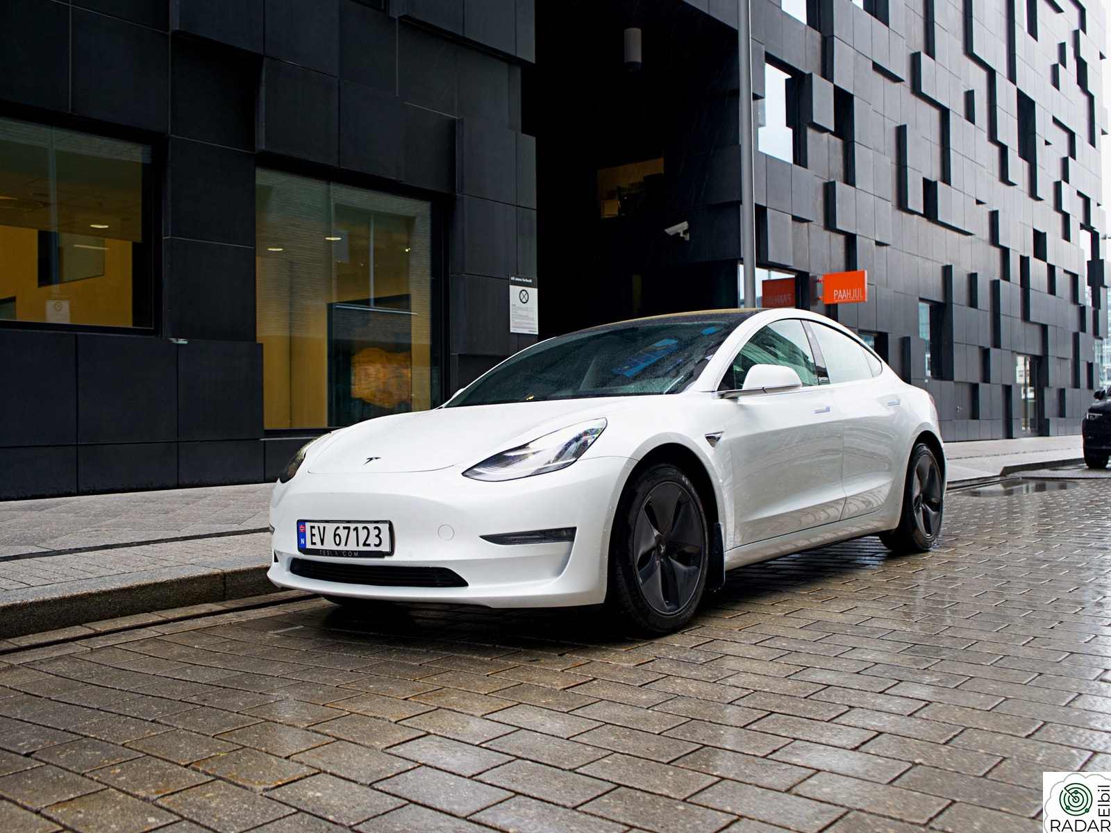 TESLA Model 3 Long Range AWD /  Ny-EU / Hengerfeste / 1 eier ++