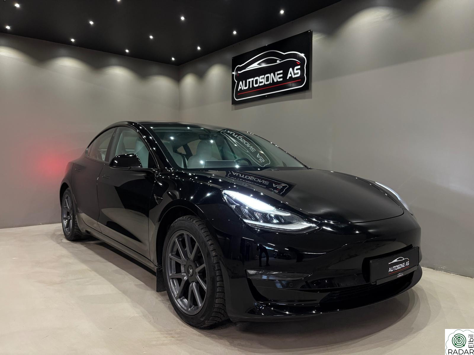 TESLA Model 3 DUAL MOTOR / AWD / SKINN / AUTOPILOT / PREMIUM/HOMELINK