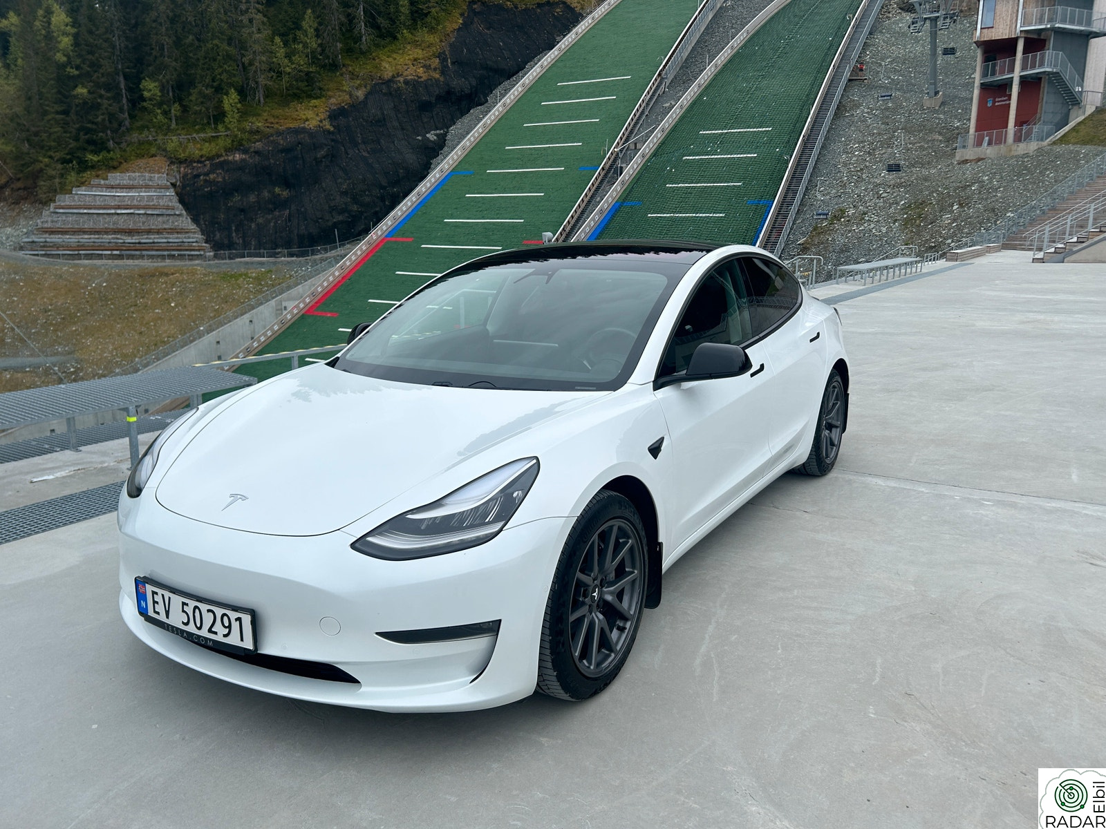 TESLA Model 3 Long Range, AWD, FSD, premium, lav km-stand!
