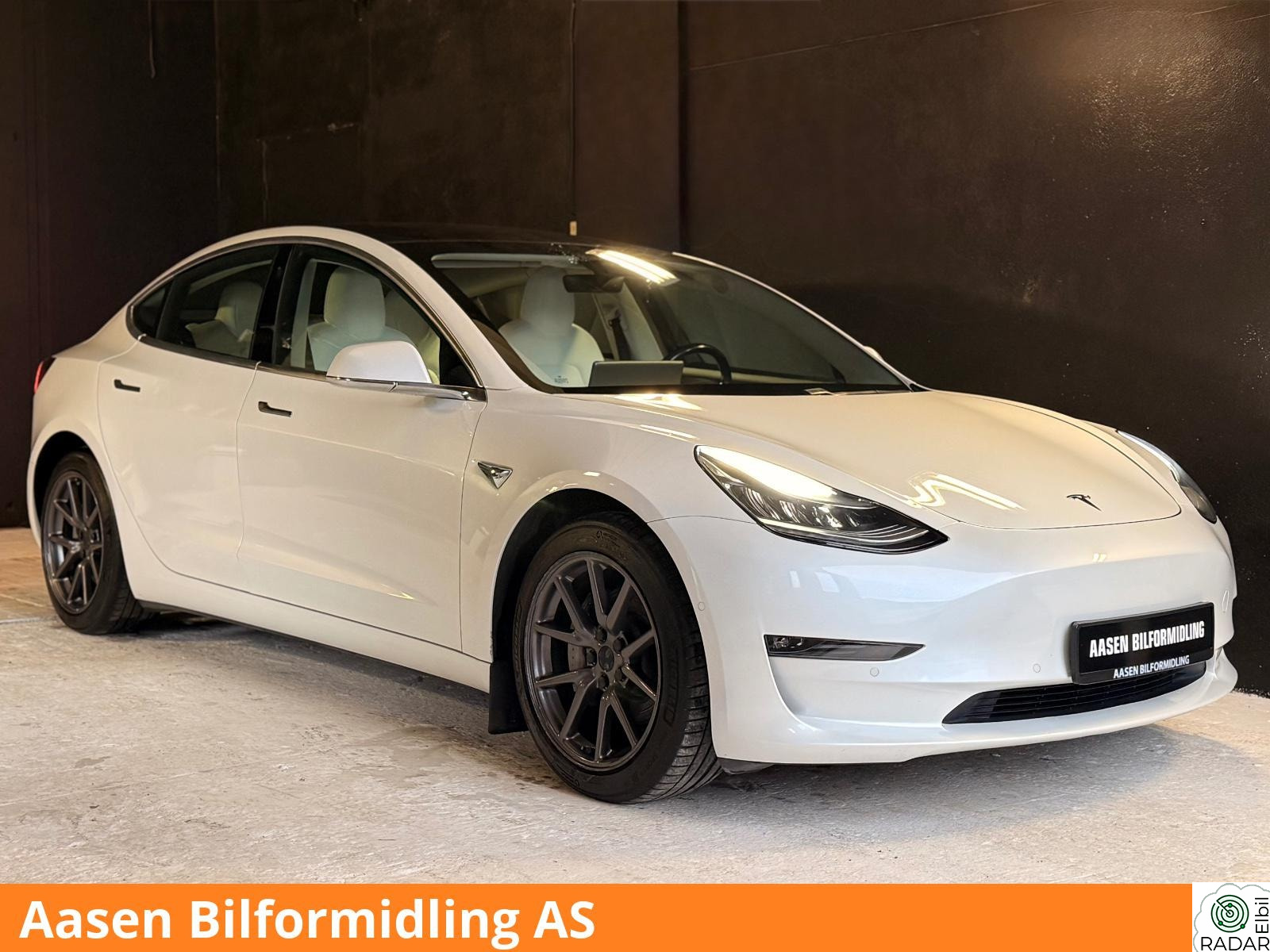 TESLA Model 3 LR/4x4/Skinn/Glasstak/Navi/Autopilot/LED/El.sete/+