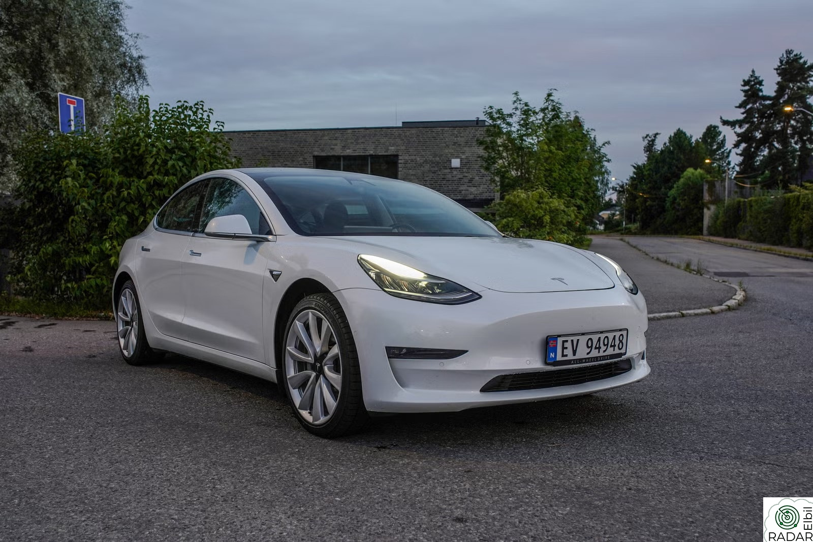 TESLA Model 3 Long Range AWD- Nye vinterdekk og bremser - Lav km