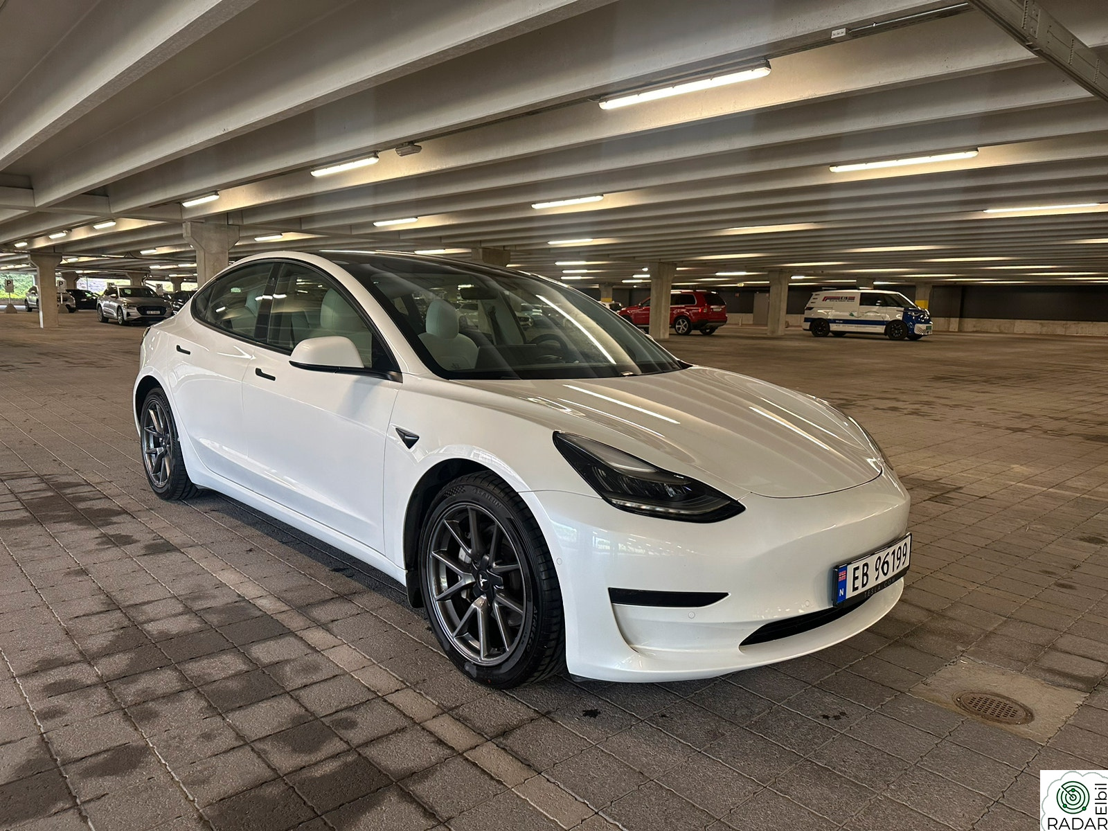 TESLA Model 3 LR/ KROK/ VARMEPUMPE/ HVITT INTERIØR
