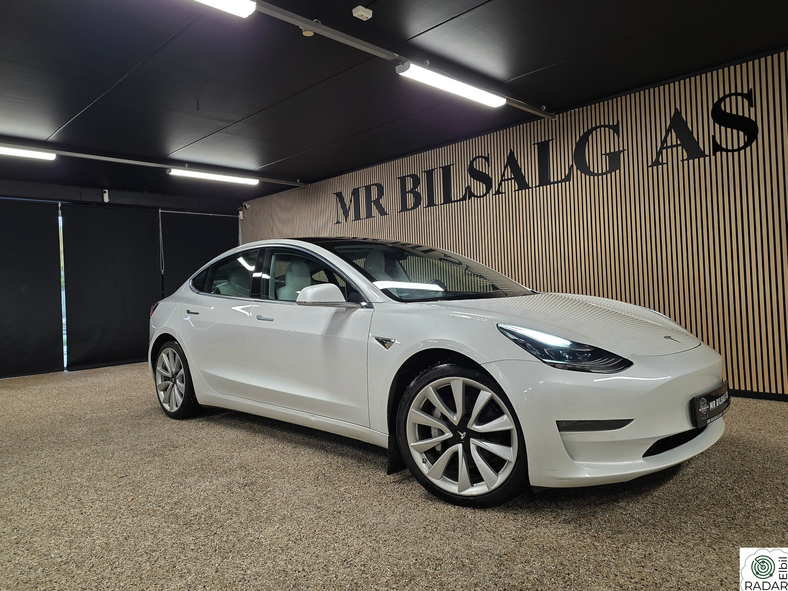 TESLA Model 3 Long Range AWD / 500 km /