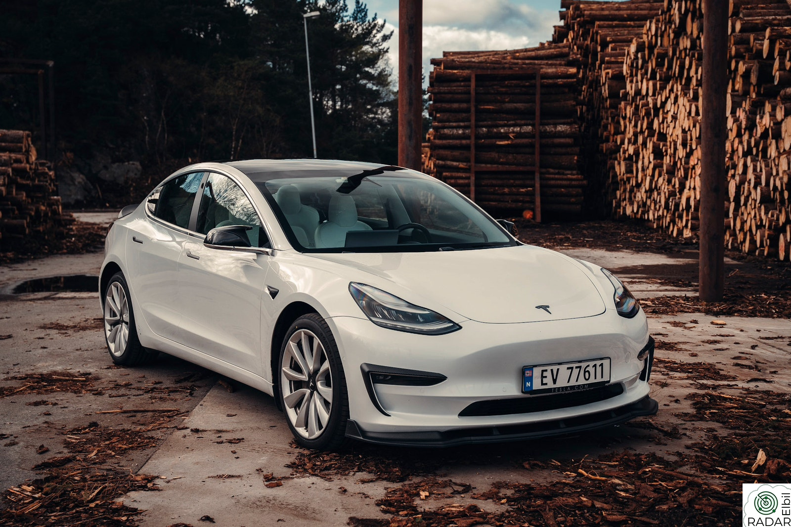 TESLA Model 3 Long Range AWD - Panorama - Hengerfeste - Styling - App