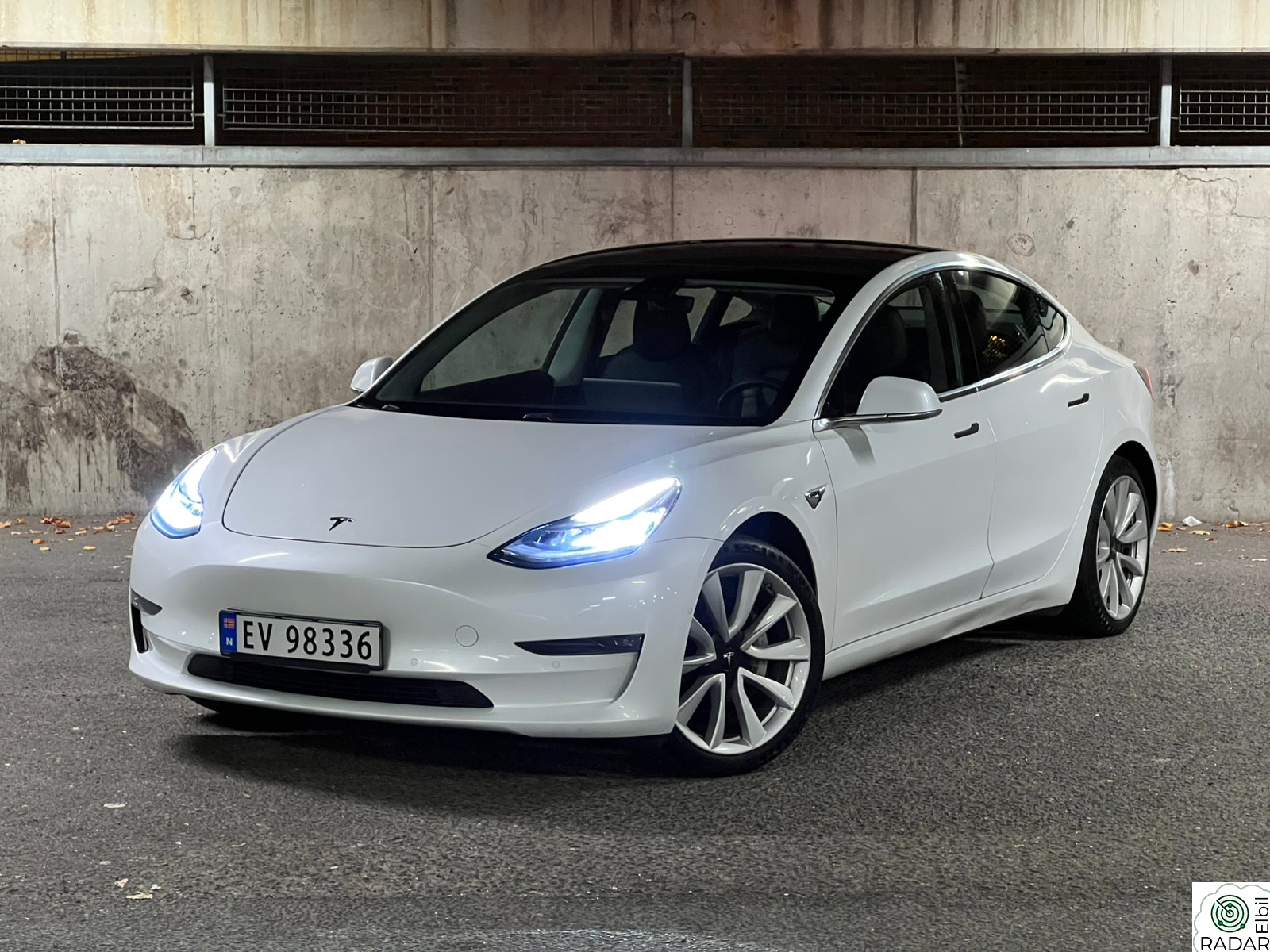 TESLA Model 3 Long Range AWD/H.FESTE/EU-2027/AUTOPILOT/PREMIUM LYD+++