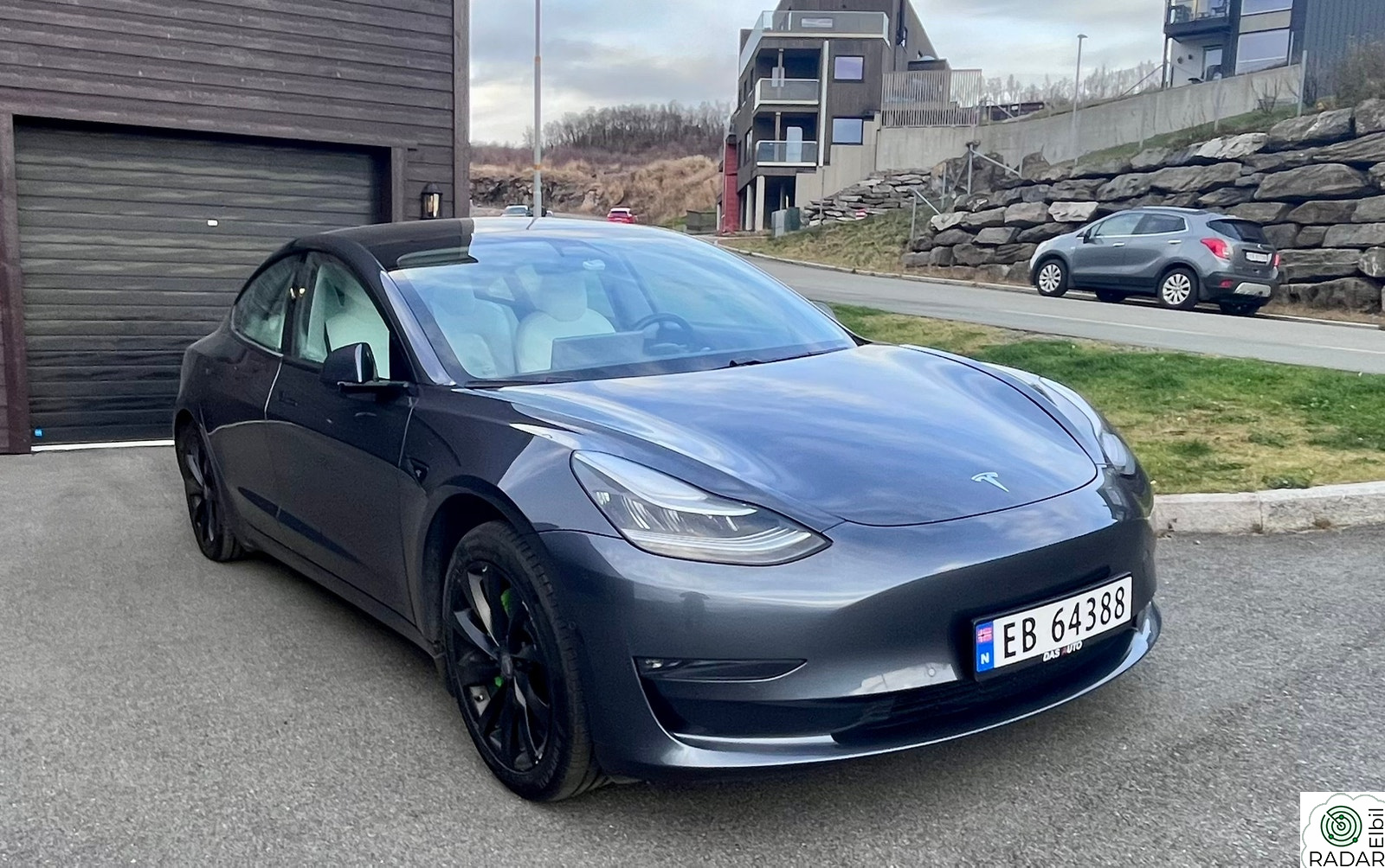 TESLA Model 3 Long Range AWD|Hengerfeste|Hvite seter|Nye dekk