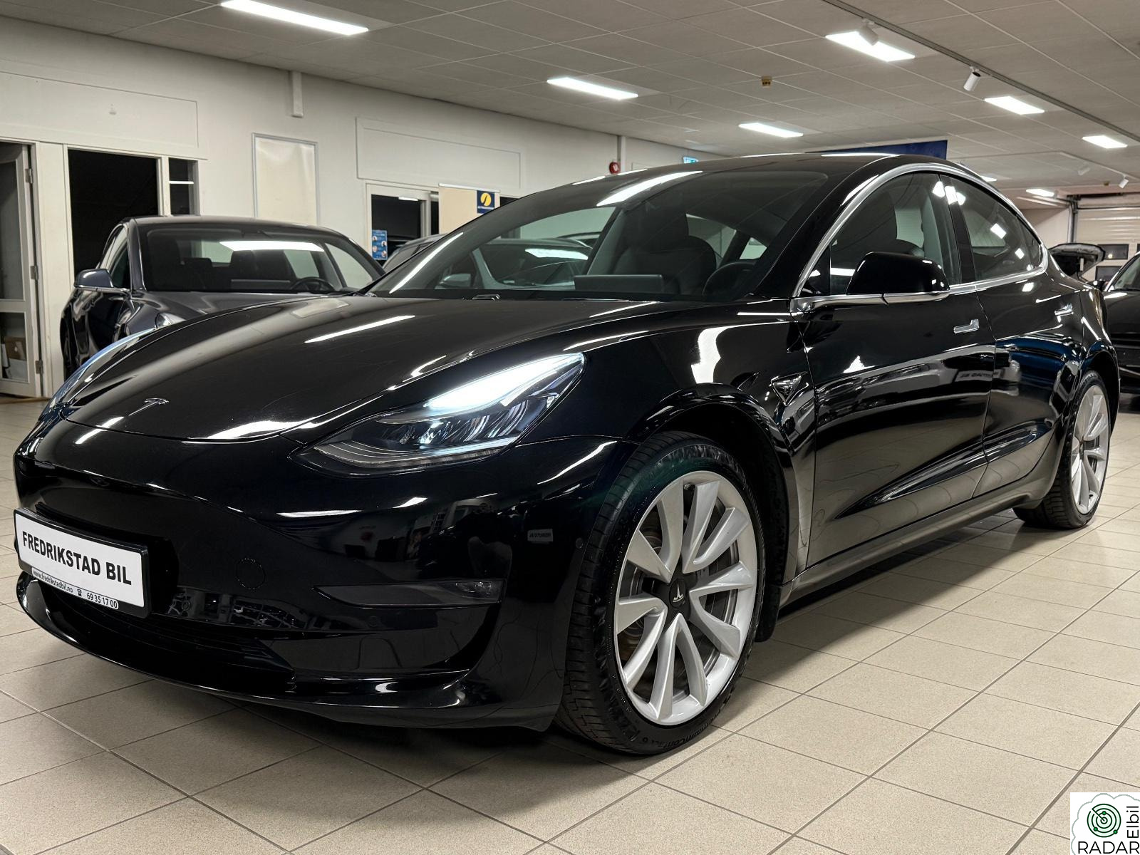 TESLA Model 3 BASE PERFORMANCE-AWD-KROK-SKINN-PANO-PREMIUM-ACC-LED