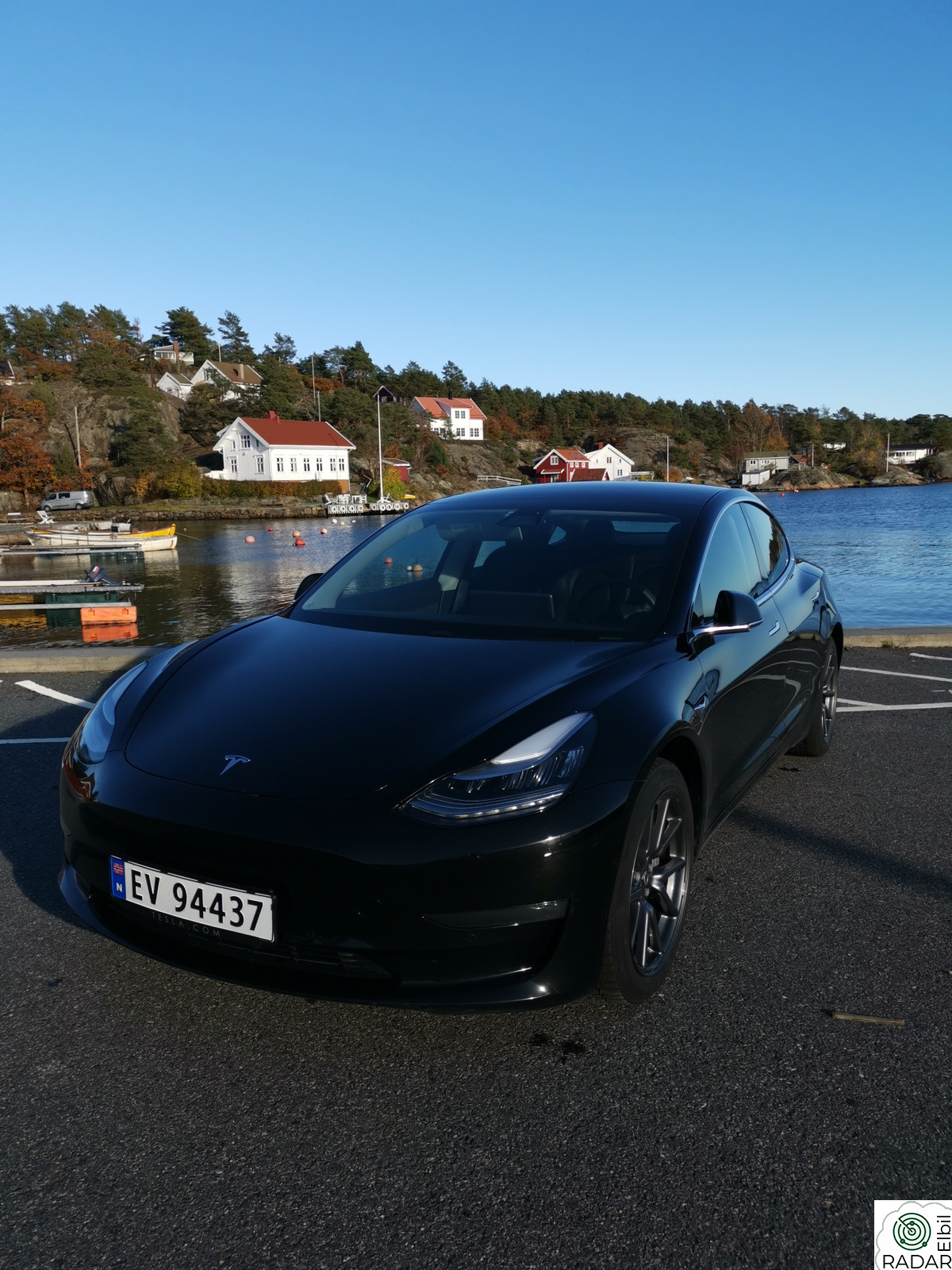 TESLA Model 3 Long Range AWD med avtagbart hengerfeste.