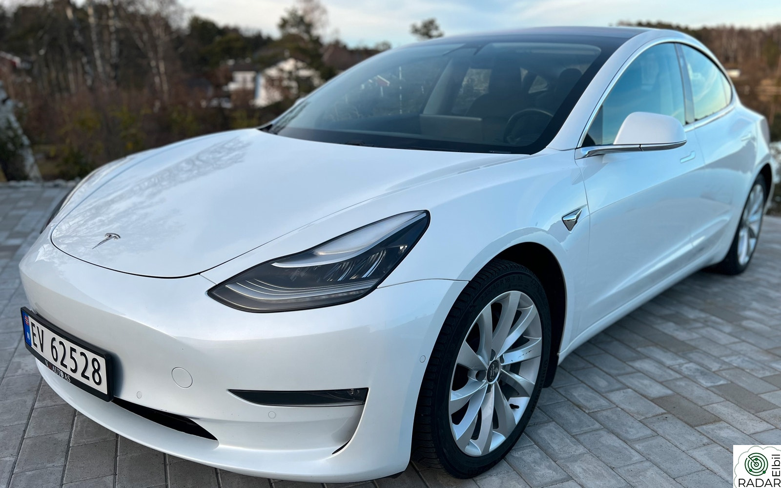 TESLA Model 3 Long Range AWD 4x4 /Meget pen! /skinn /pano