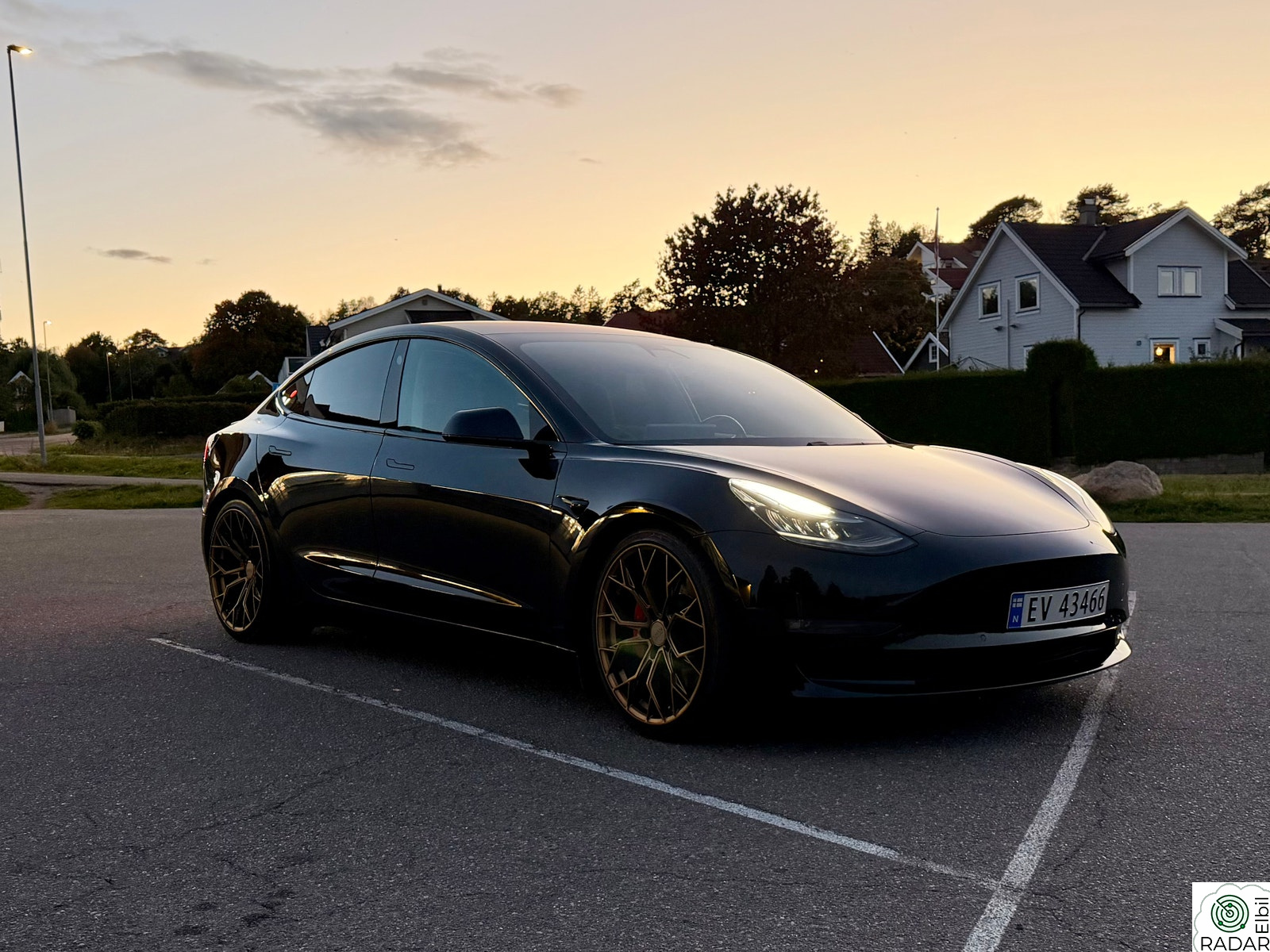 TESLA Model 3 Performance/Påkostet/Chromedelete/Senk/20"X2/Pano