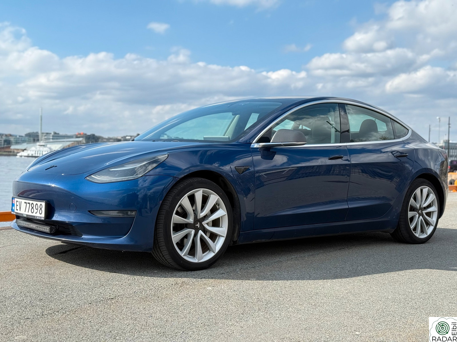 TESLA Model 3 Long Range 4x4 - Unik Karbon, 2 år EU-OK -Gara./Service