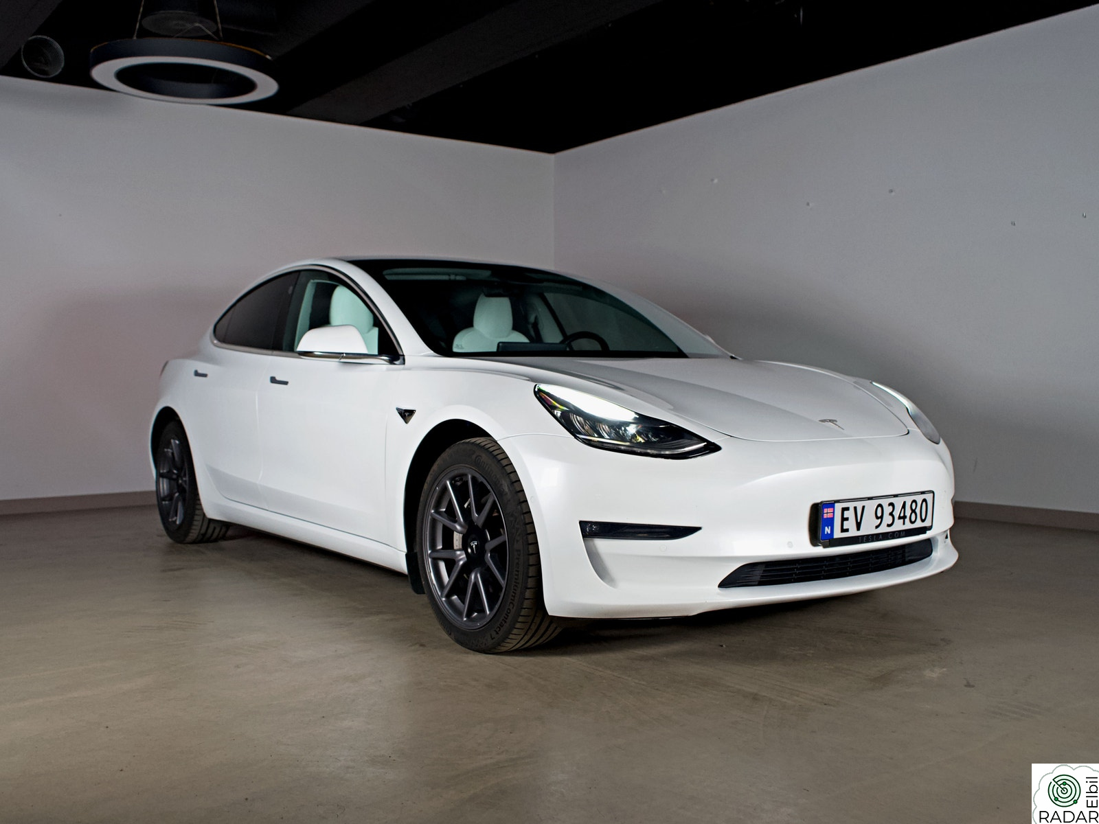 TESLA Model 3 Performance AWD / Hengerfeste / EAP / Hvit interiør / +