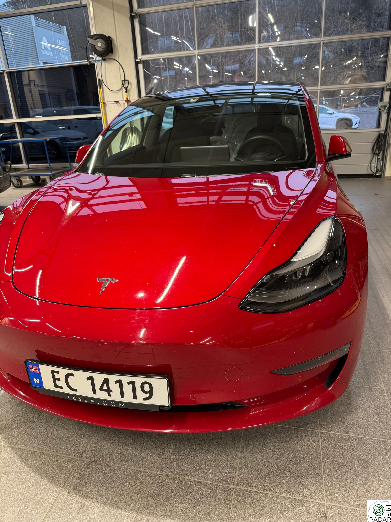 TESLA Model 3 LR AWD/580km/Lav km/Tilstand/Krok/Rød/19”S+18”V/Matrix