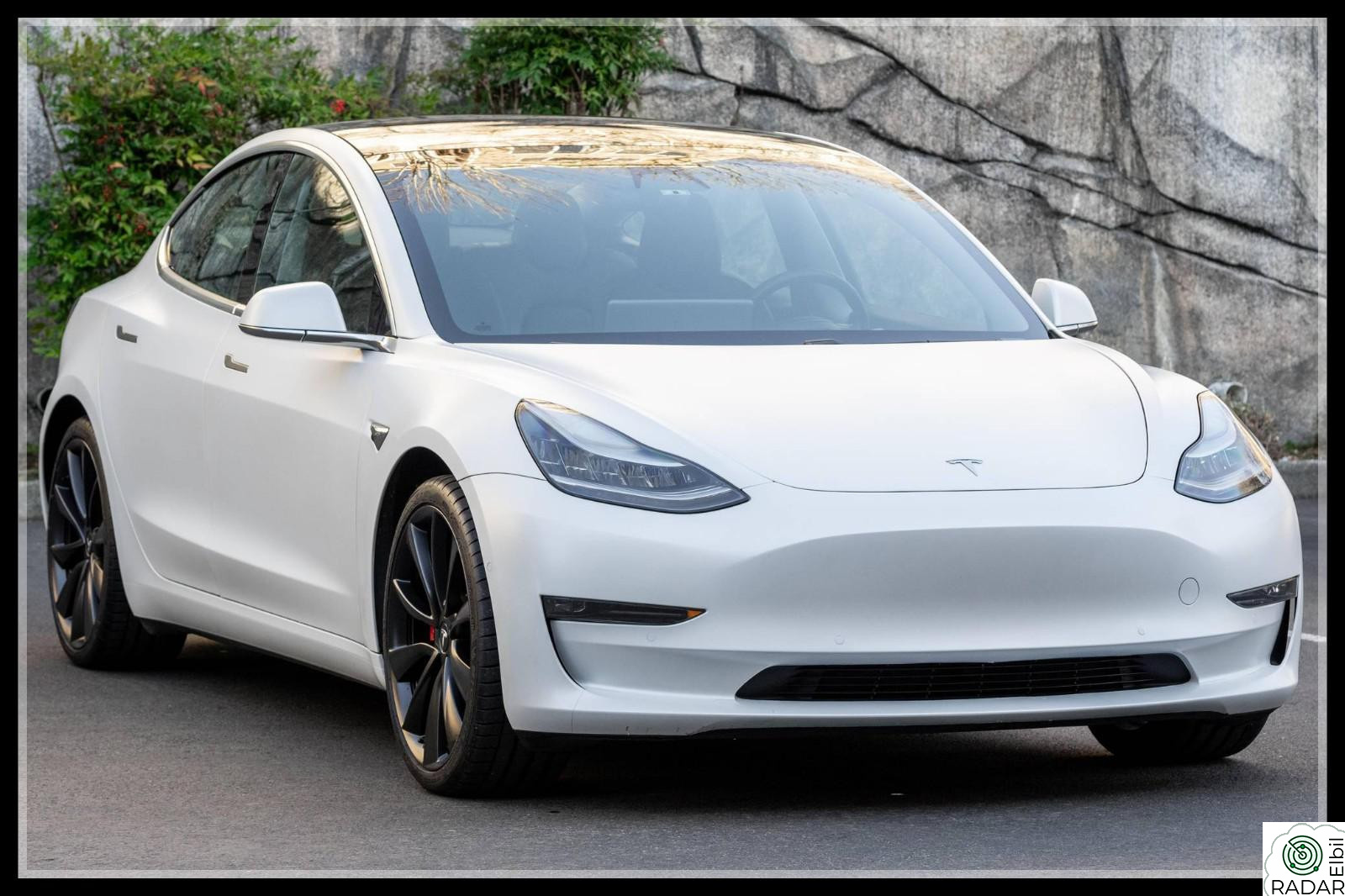 TESLA Model 3 AWD/Long Range 580km/Panorama/Autopilot/Krok/V-pakke