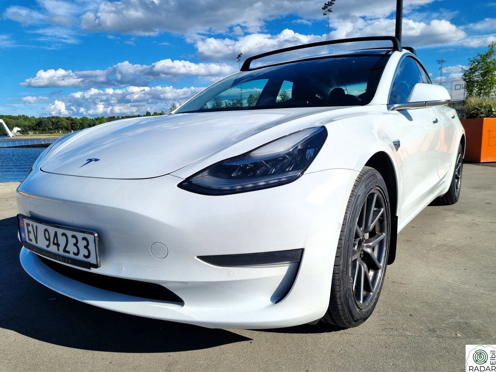 TESLA Model 3 Long Range AWD, nye dekk, hengerfeste, takstativ