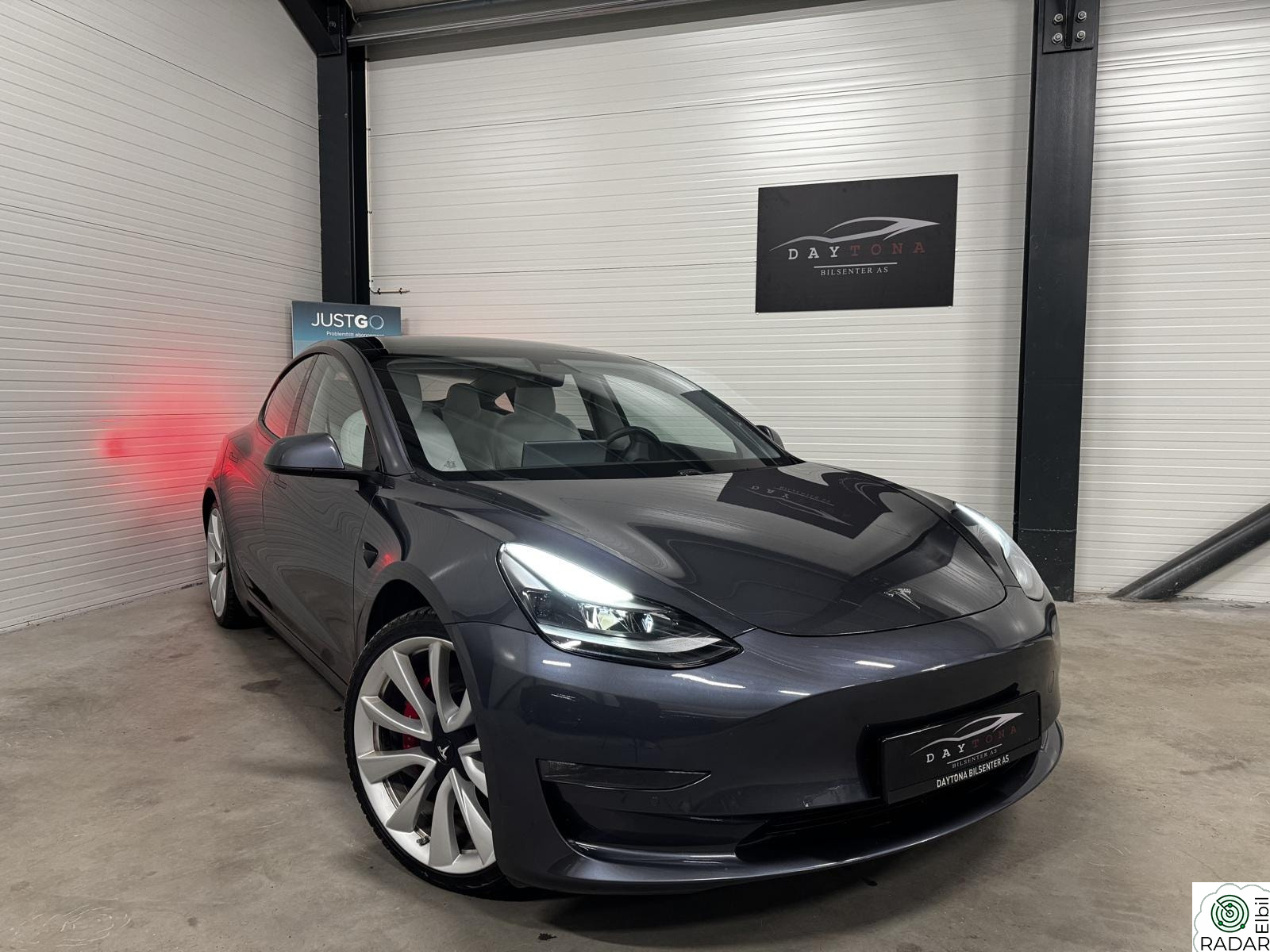 TESLA Model 3 PERFORMANCE AWD 567km Facelift / V.Pumpe/ EAP/ 20 + 20¨