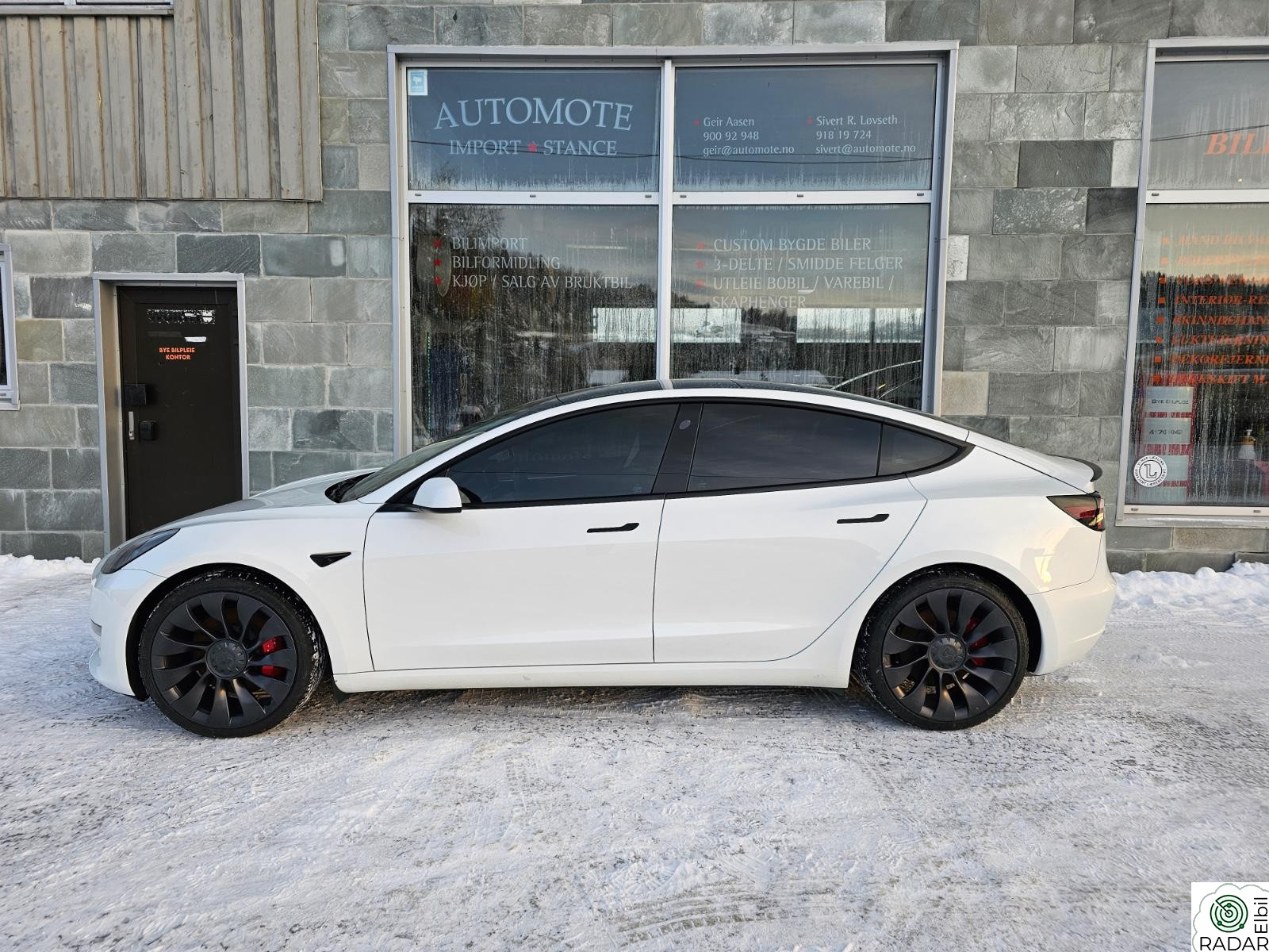 TESLA Model 3 Performance Lci2 som har bl.a. RATTVARME AP LEDBAR