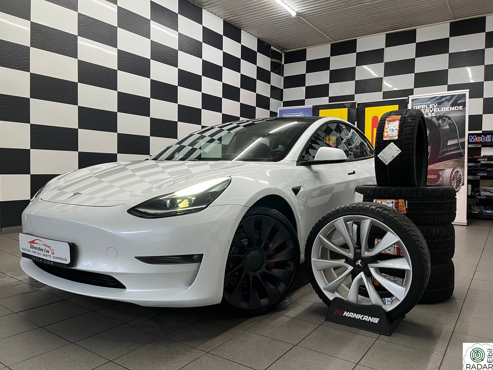 TESLA Model 3 PERFORMANCE*LR*AWD*PÅKOSTET 200.000KR*LAV KM*NY EU++