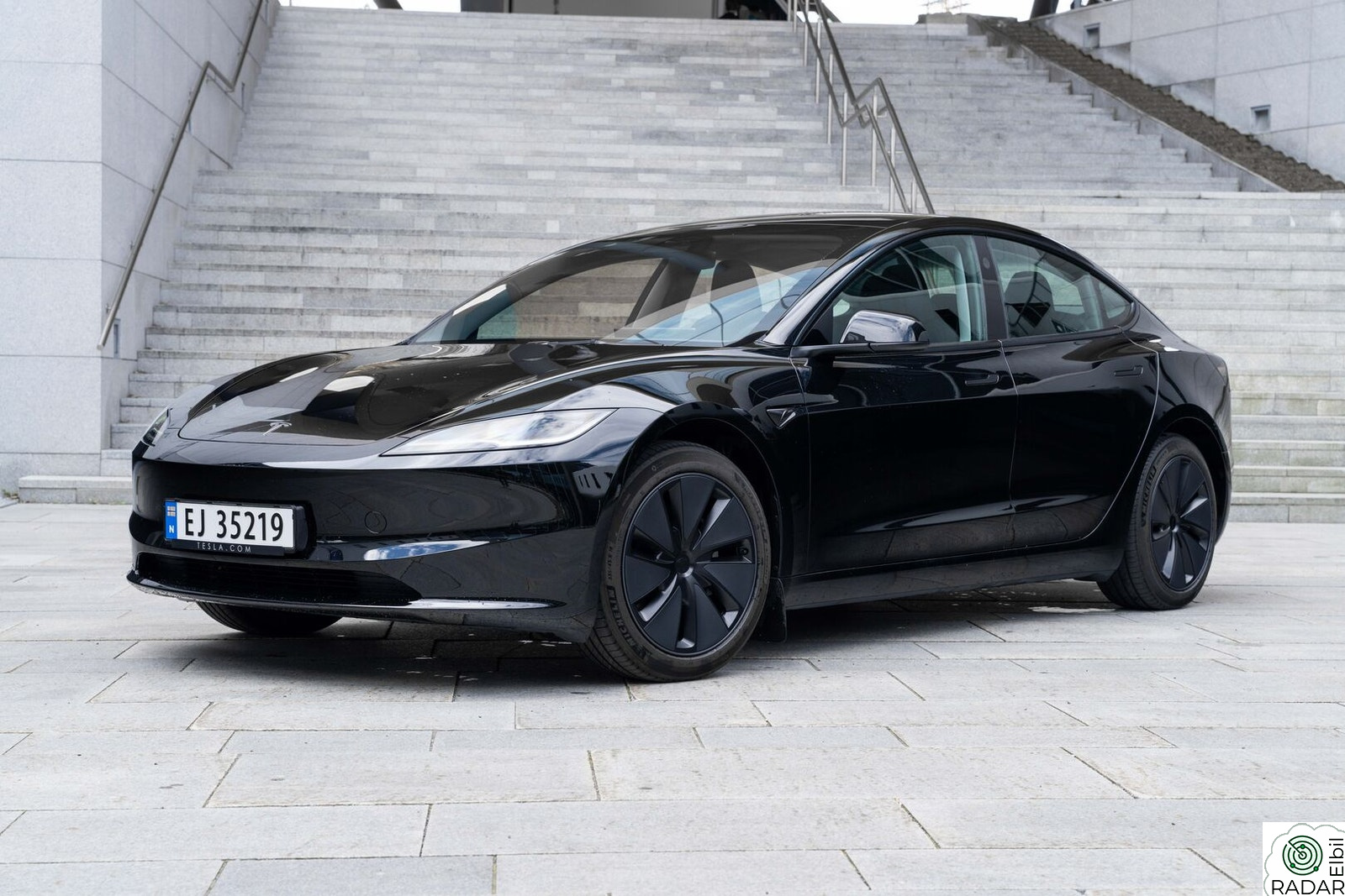 TESLA Model 3 Long Range / Autopilot / Hengerfeste / Premium