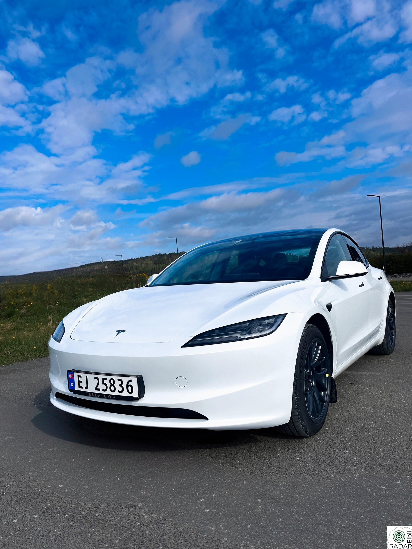 TESLA Model 3 Highland Long Range AWD / 678km WLTP / Hengerfeste