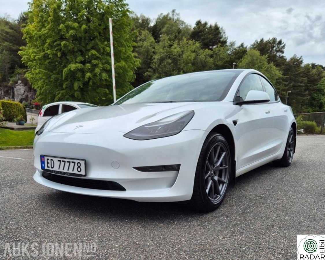 TESLA Model 3 Long Range AWD Autopilot Premium interiør Varmepumpe